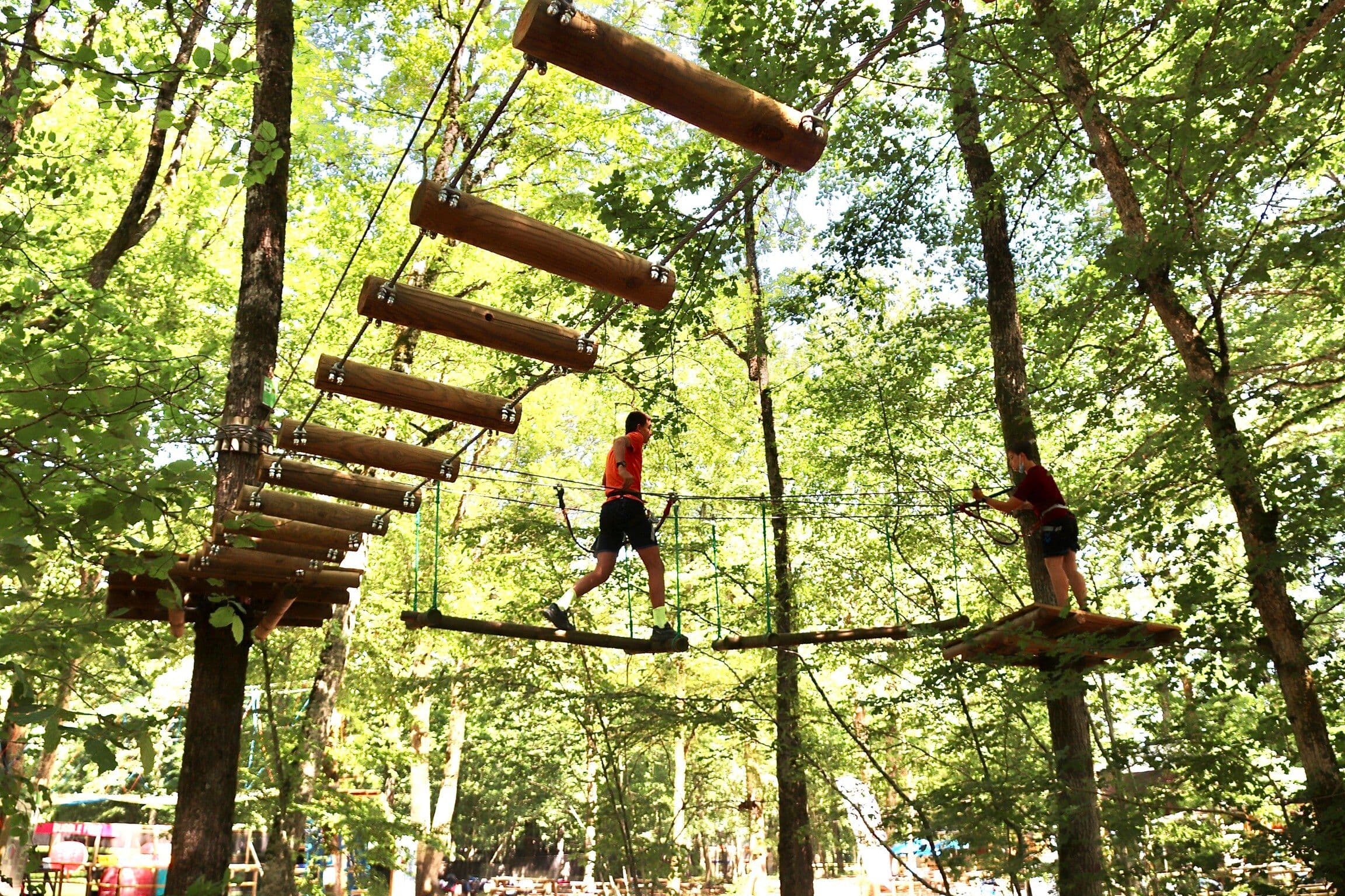 Accrobranche en pleine nature, une activité pour petits et grands. <i>©</i>Parc Evasion