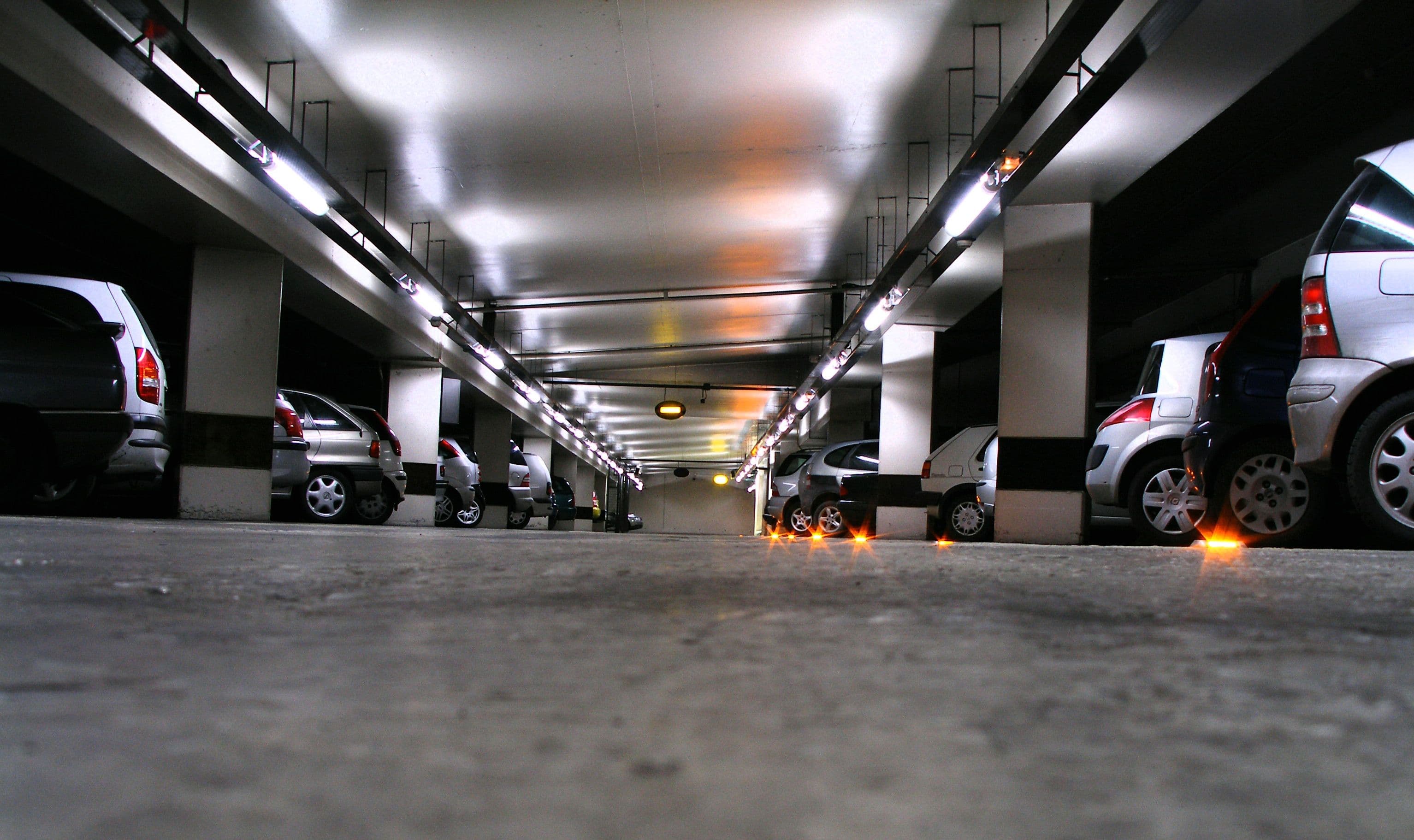 des voitures garées dans un parking sous-terrain