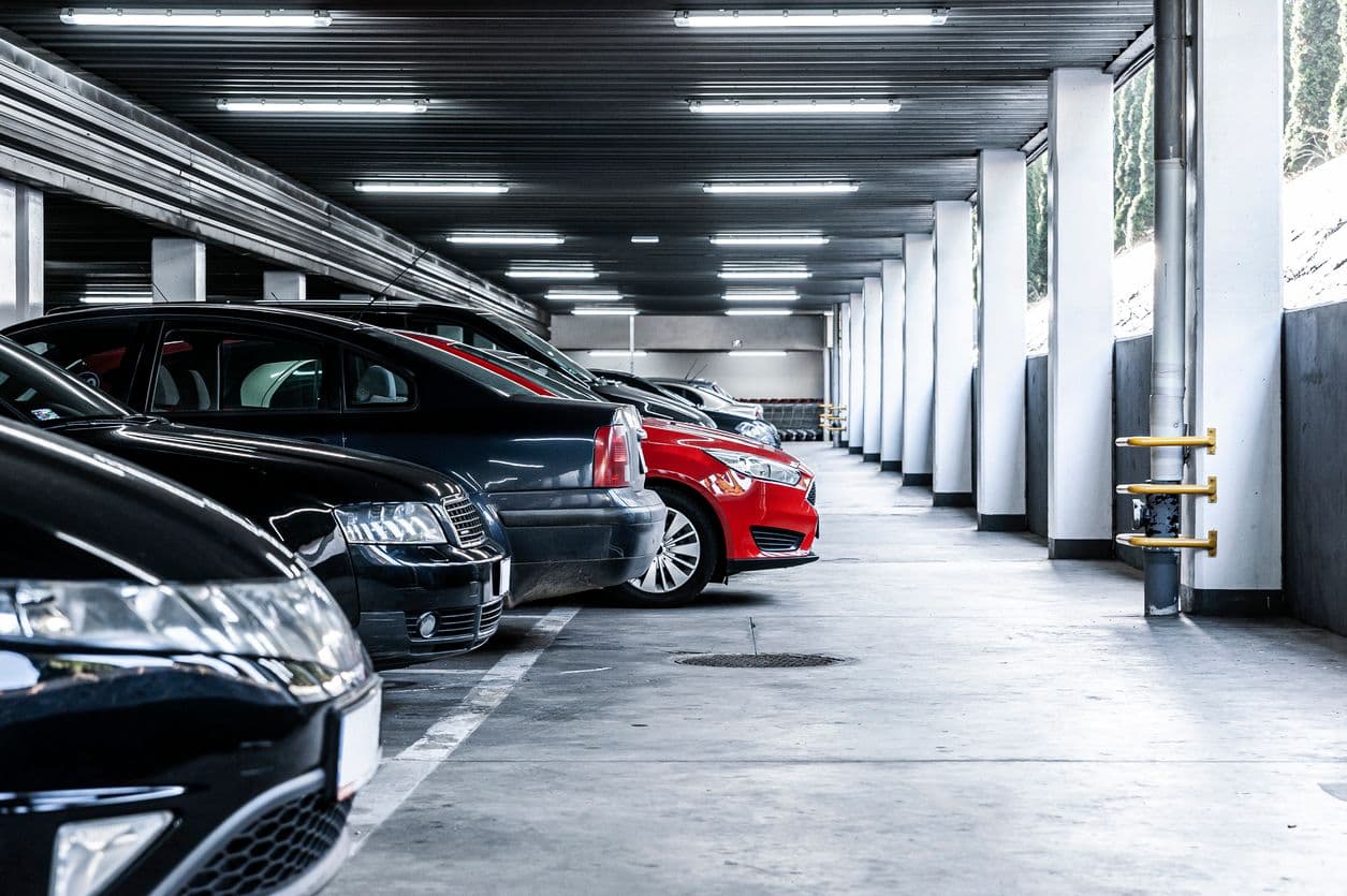 Des voitures garées dans un parking souterrain sur des places trop étroites