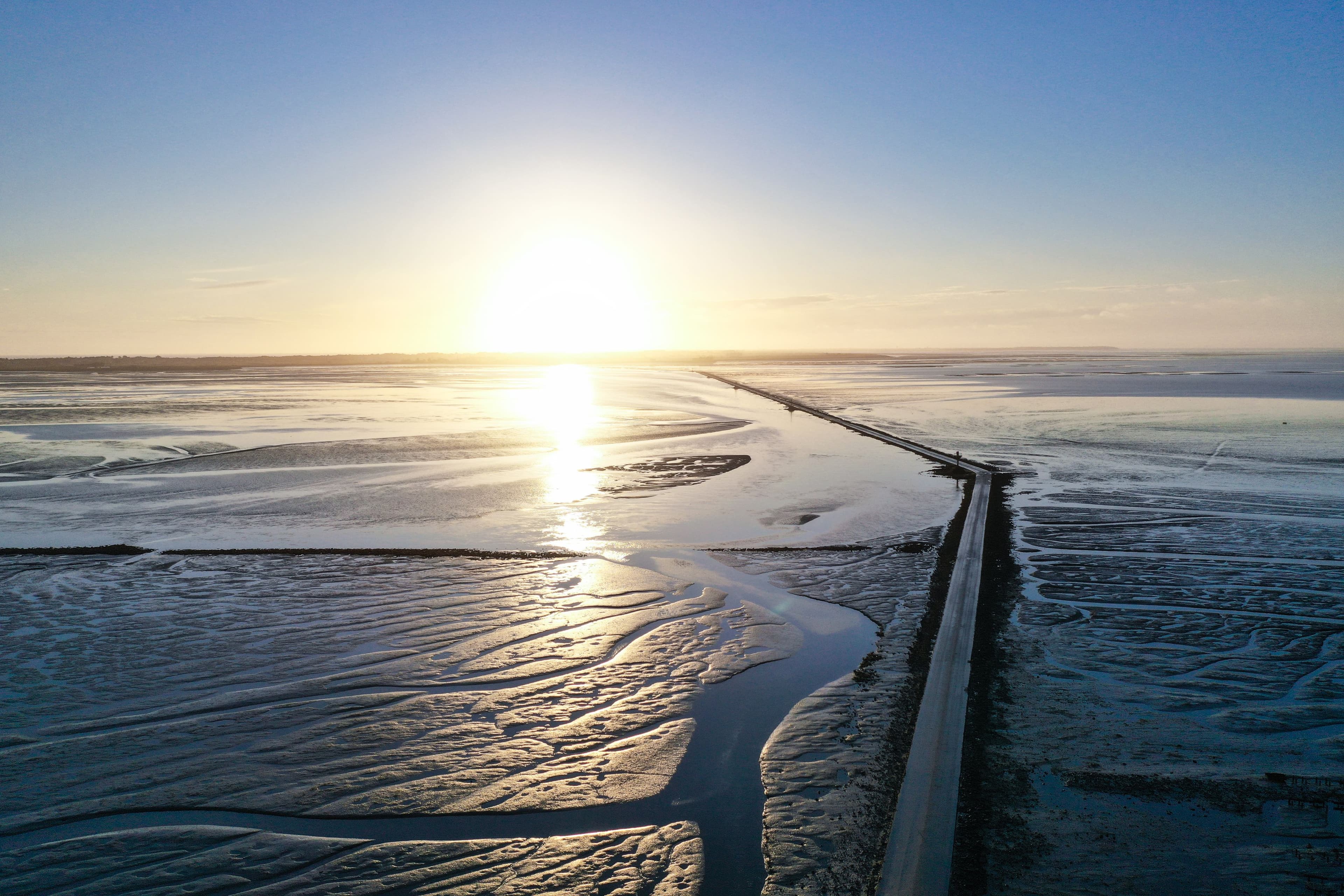 Une photo du Passage du Gois pour représenter notre quiz de 10 questions sur la Vendée.
