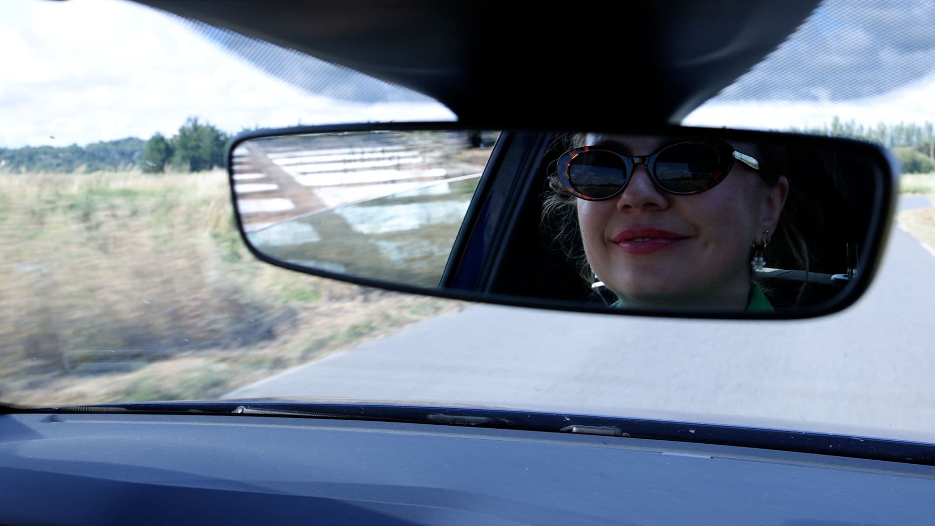 Pauline en voiture en Guérande.