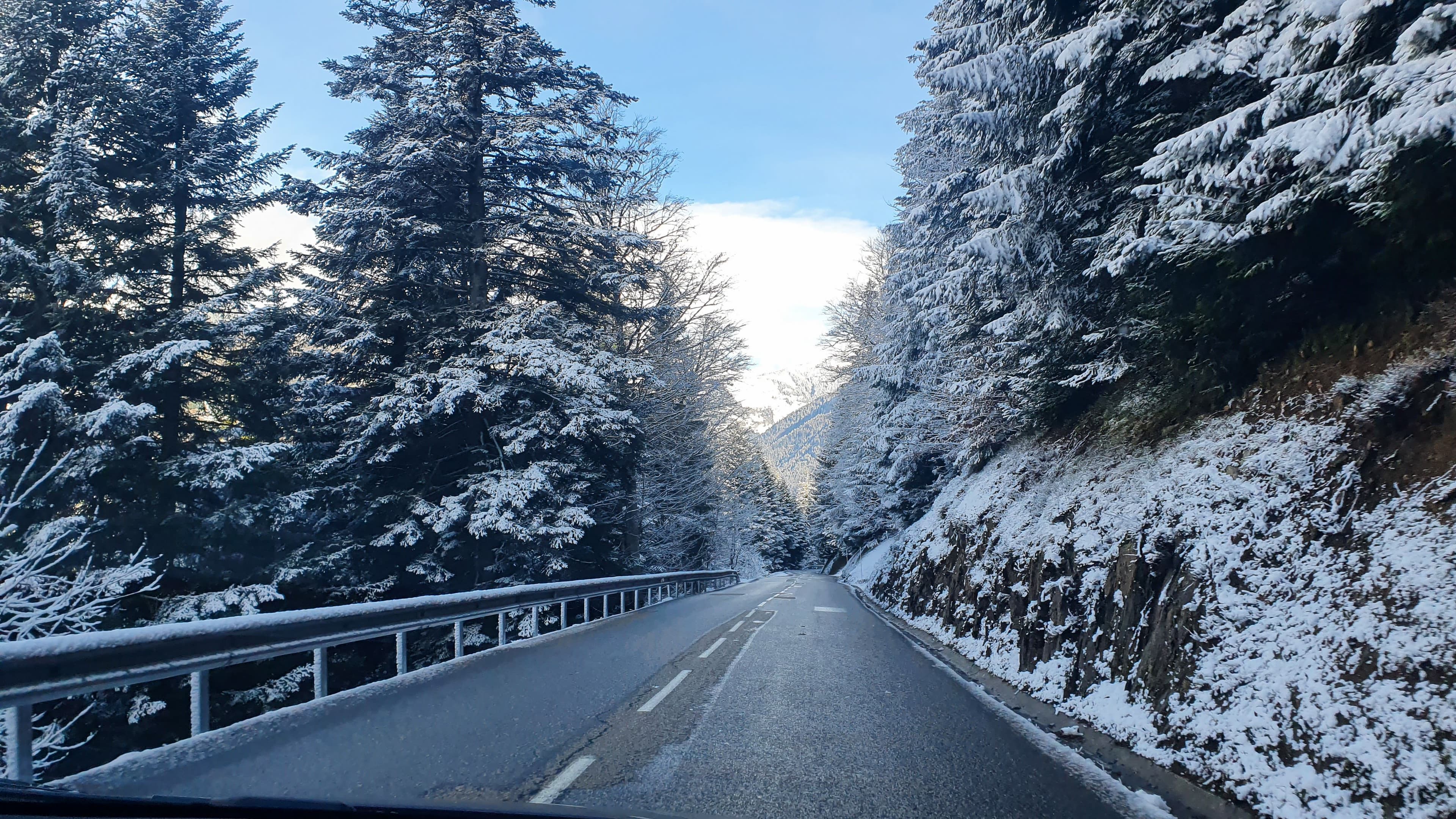 Route de montagne enneigée en février