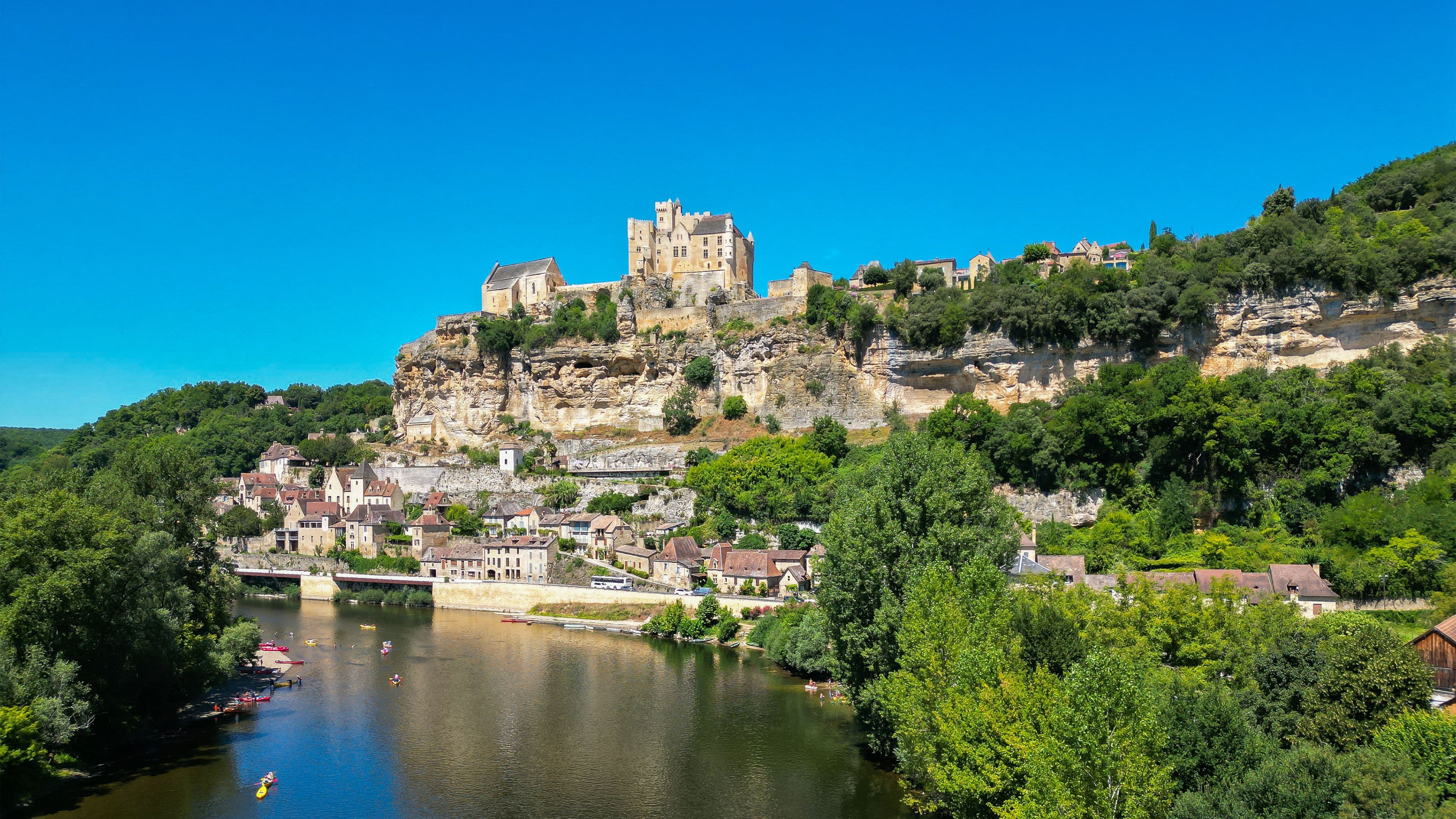 Une photo du château de Beynac en Dordogne, pour mettre en avant notre quiz de 10 questions sur le Périgord.