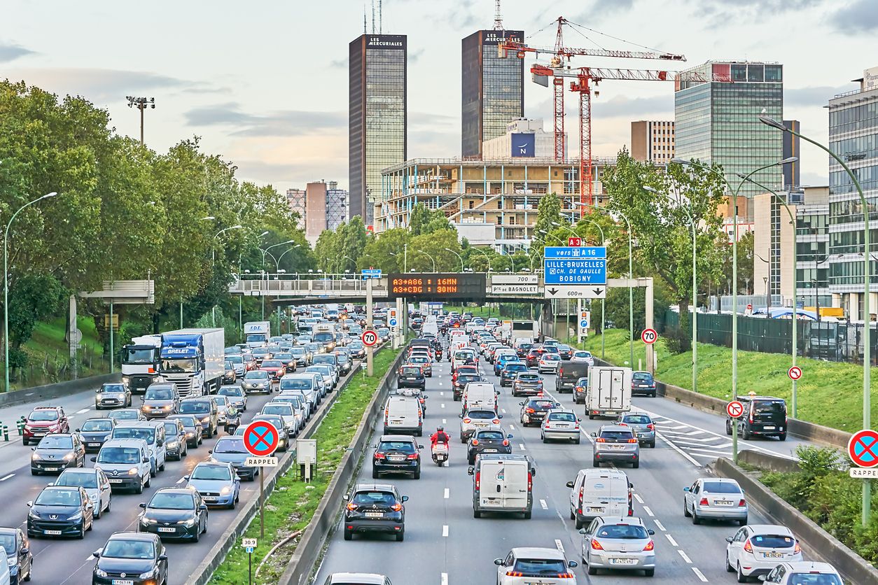 La circulation automobile sur le périphérique parisien au niveau de la porte de Bagnolet