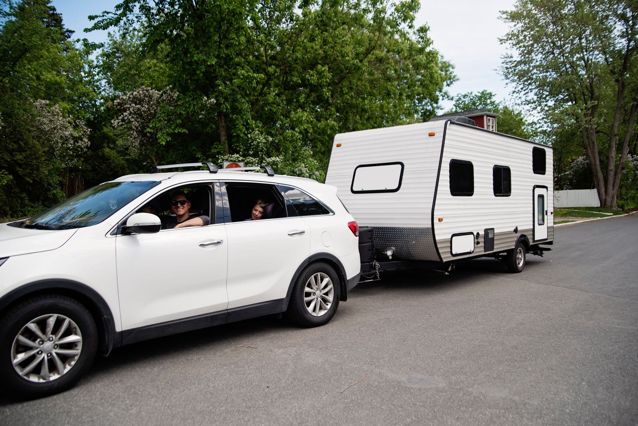 voiture qui tracte une caravane