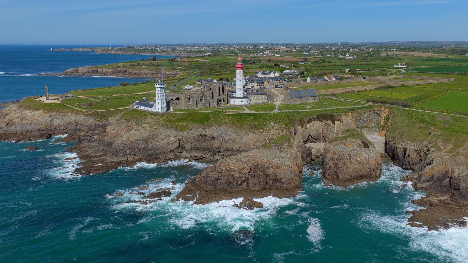 Le phare Saint-Mathieu est l'un des phares les plus spectaculaires de la Route des Phares. ©Roole
