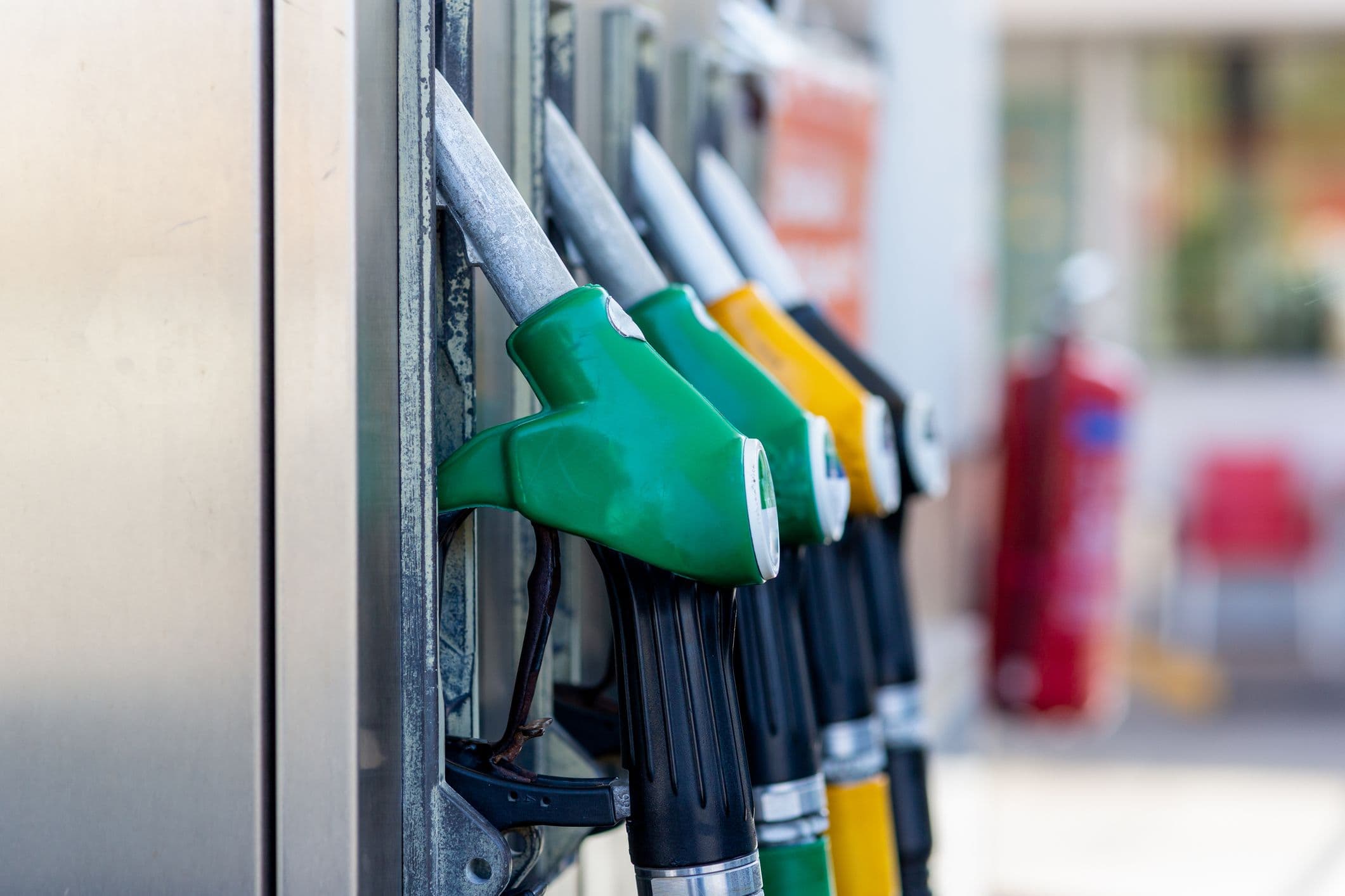 Des pistolets de carburant dans une station service