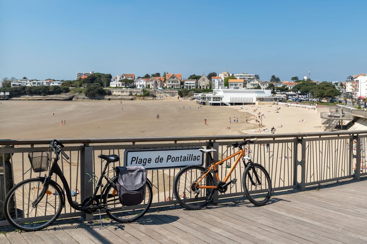 La plage de Pontaillac et son Casino datant de la Belle Epoque ©ocrew.