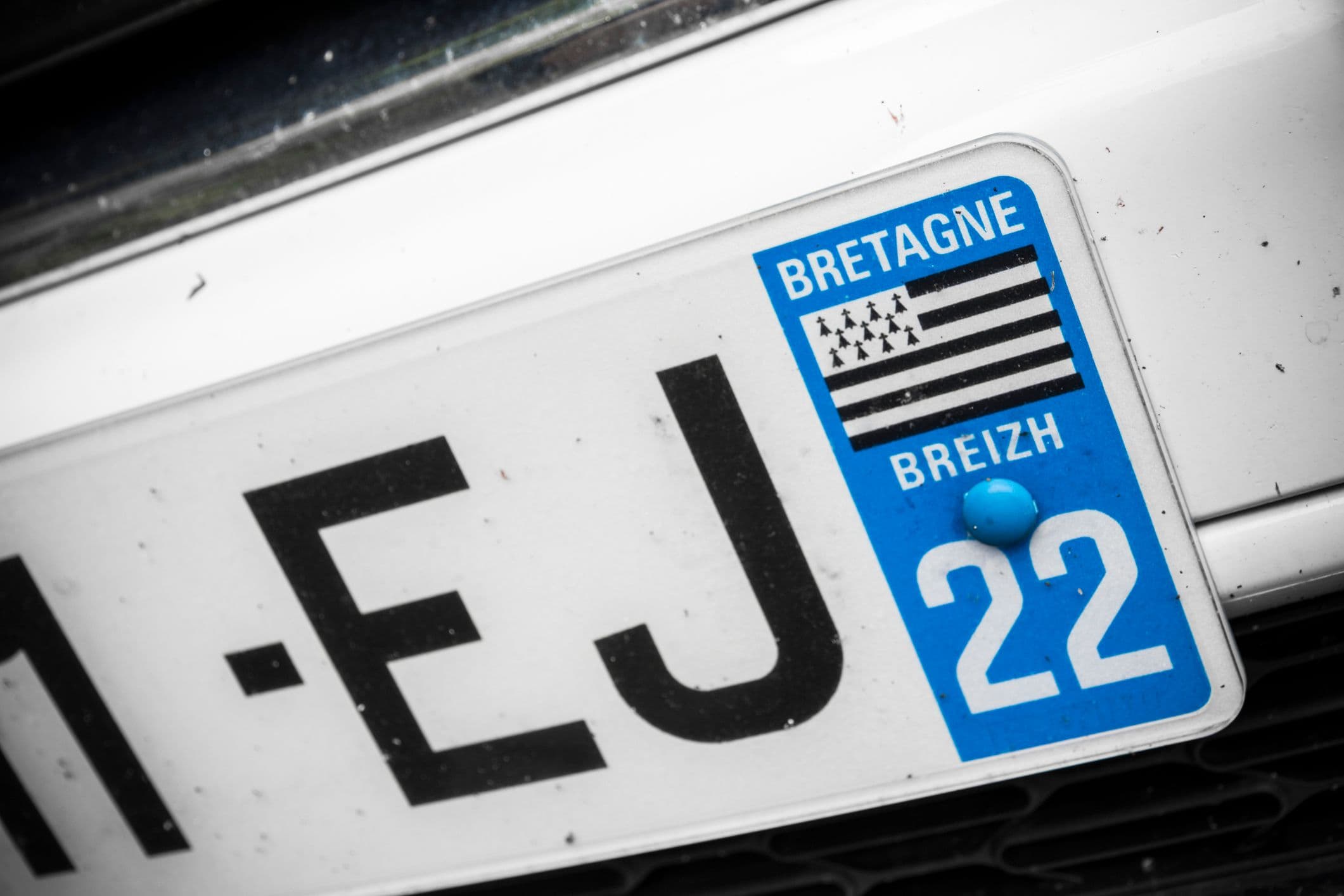 Zoom sur l'identifiant de la région Bretagne sur une plaque d'immatriculation