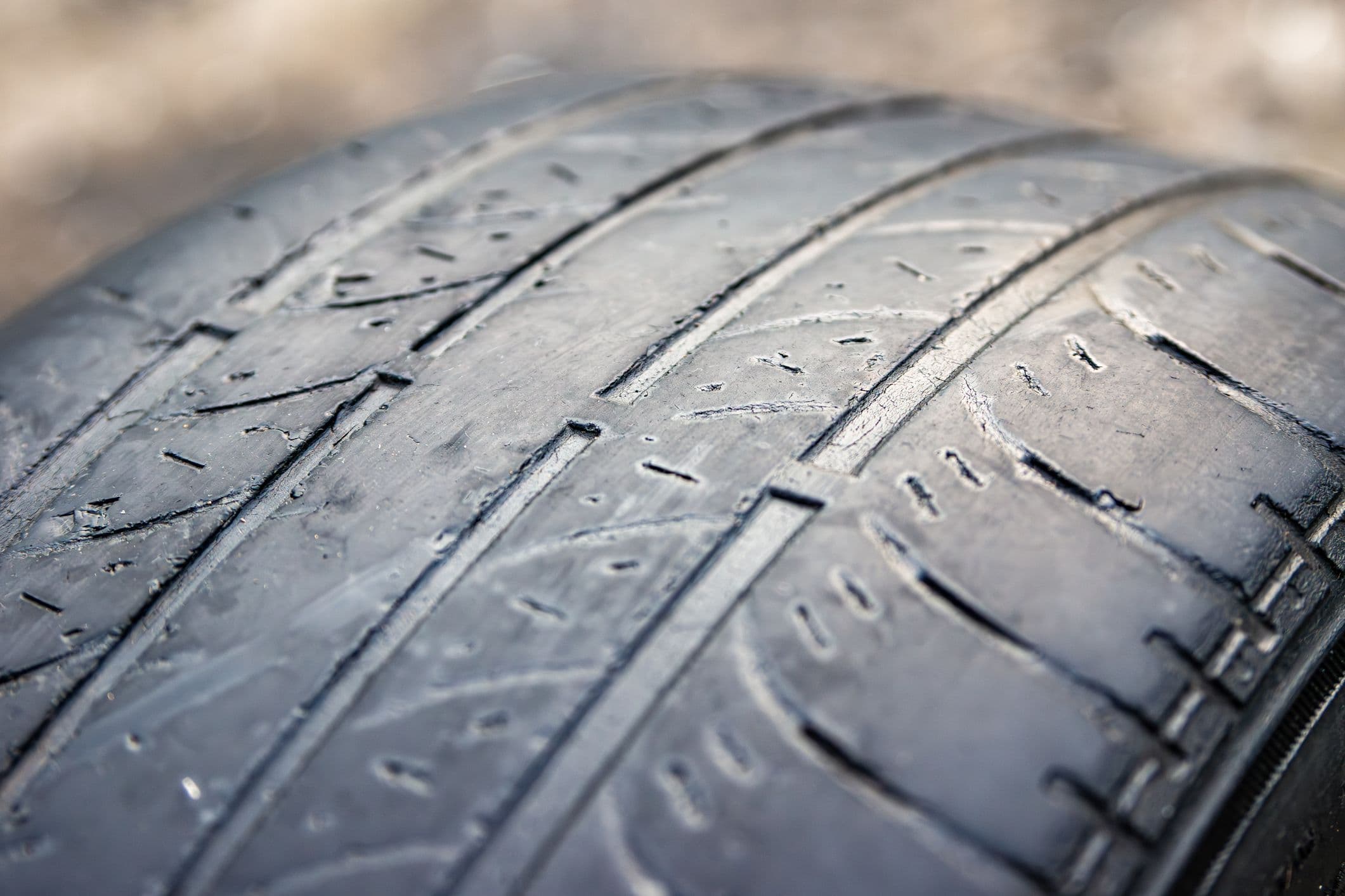 Un pneu usé sur lequel on peut constater que la bande de roulement est proche du niveau du témoin d’usure