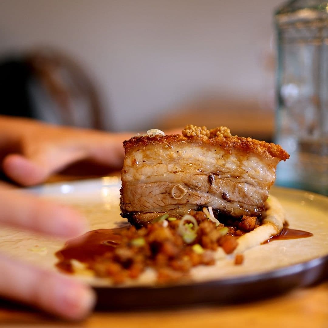 Poitrine de porc confite, purée de panais et de céleri - ©Chartrons Production