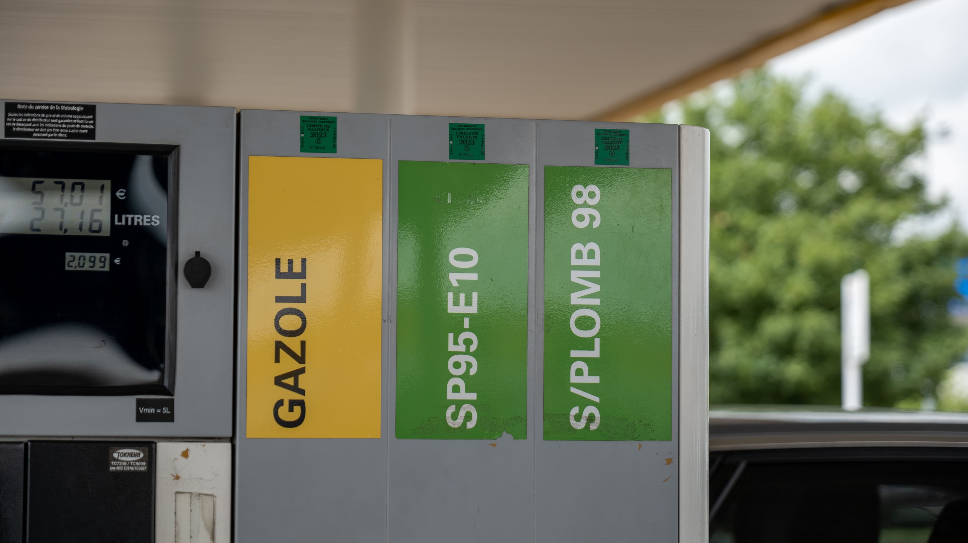Dans une station-service, zoom sur le distributeur de carburants : gazole, SP95-E10, SP98