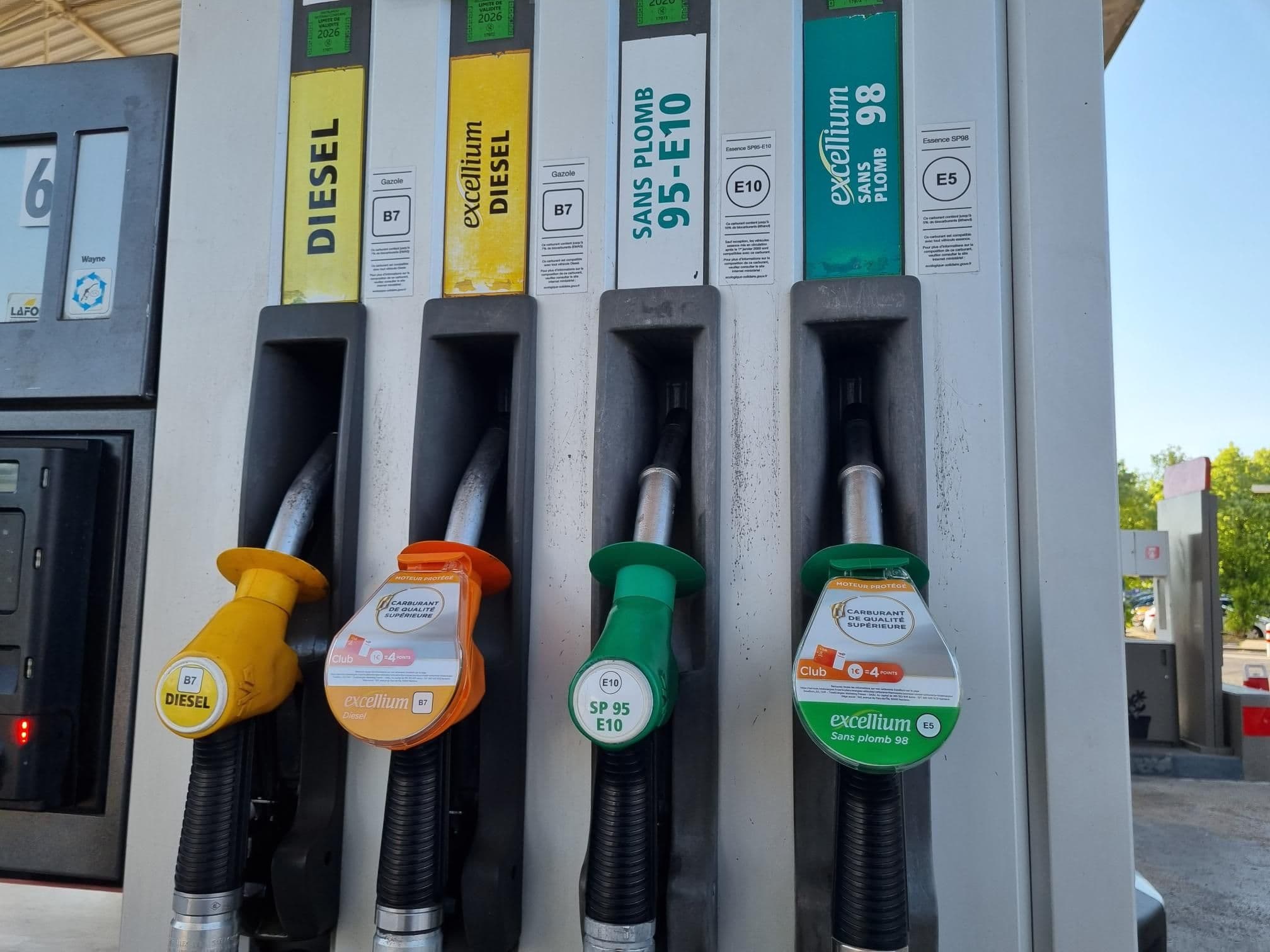 Pompe à essence avec quatre carburants : diesel, B7, E10 et E5