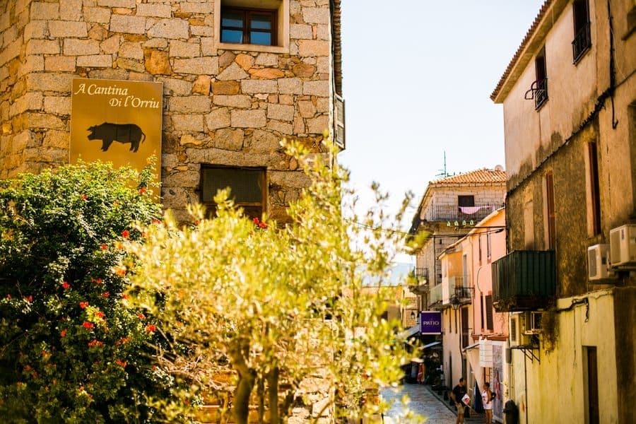 Ruelle du centre de Porto Vecchio © A Cantina di l'Orriu