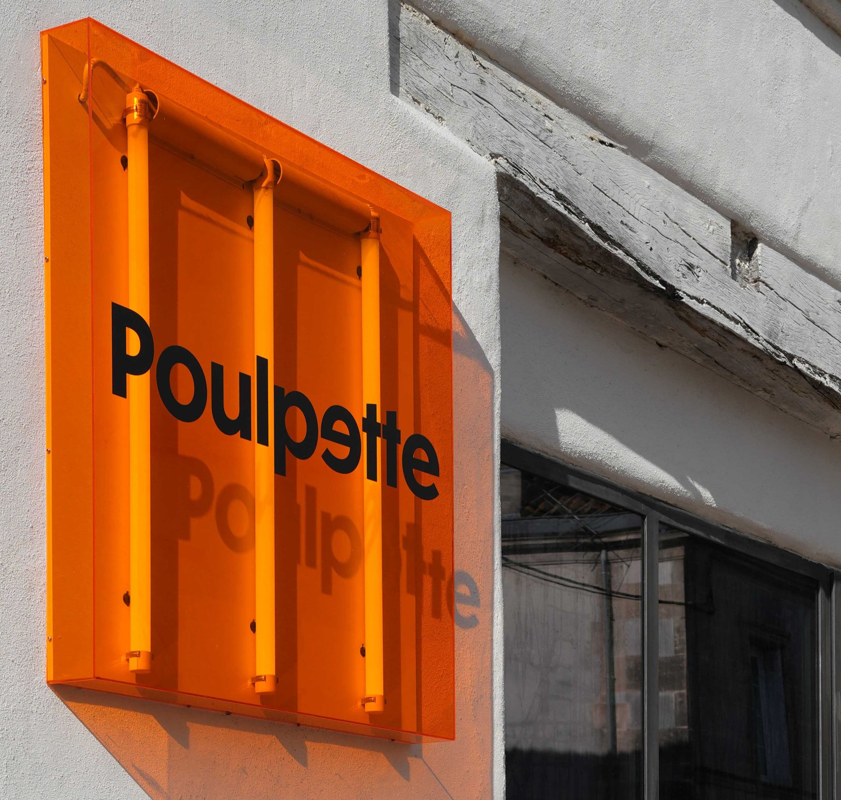 le panneau de façade du restaurant Poulpette, de couleur orange, à Cognac.