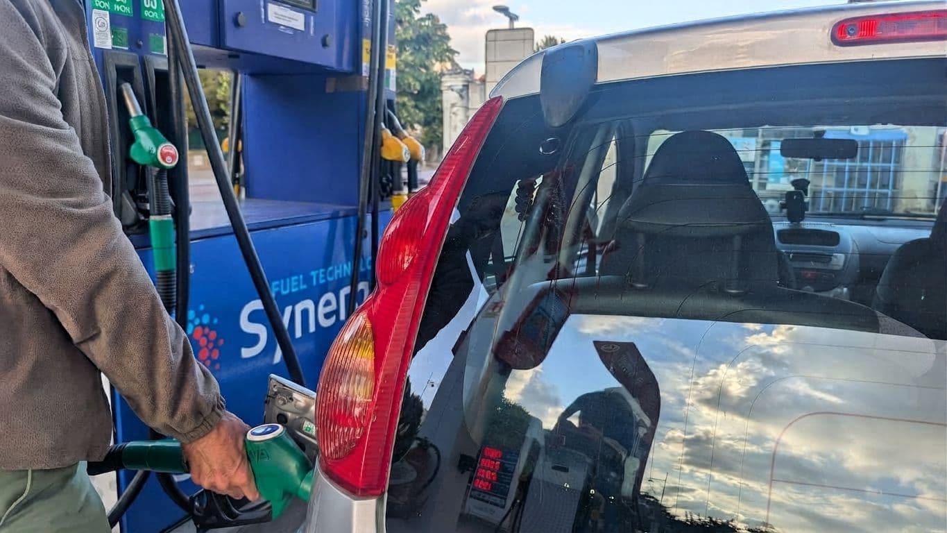 Un automobiliste salarié fait son plein dans une station en pleine crise des carburants