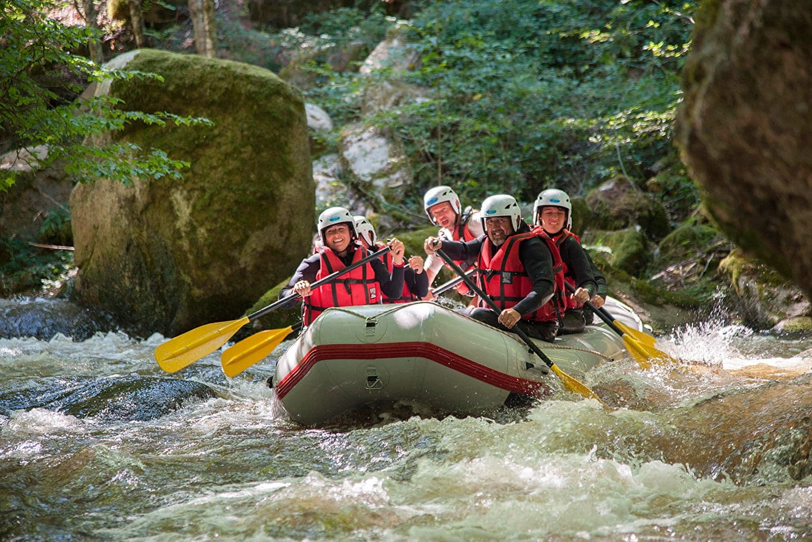 Descente de rafting en eaux vives ©Rafting Morvan