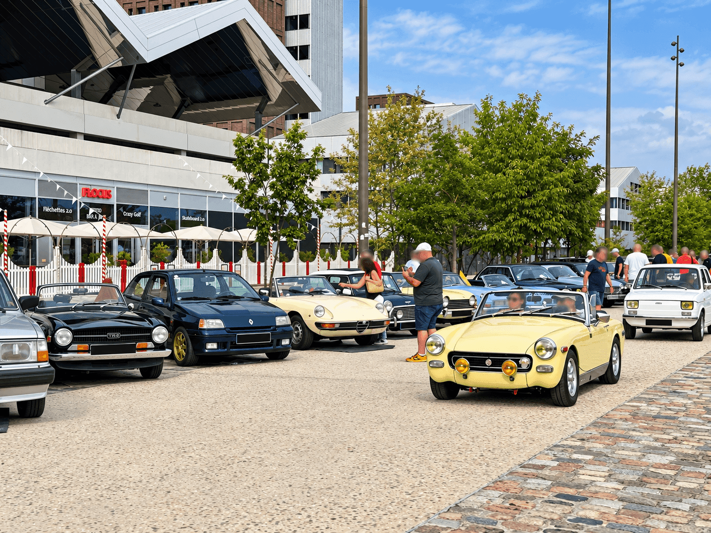 Voitures anciennes lors d'un rassemblement le week-end.