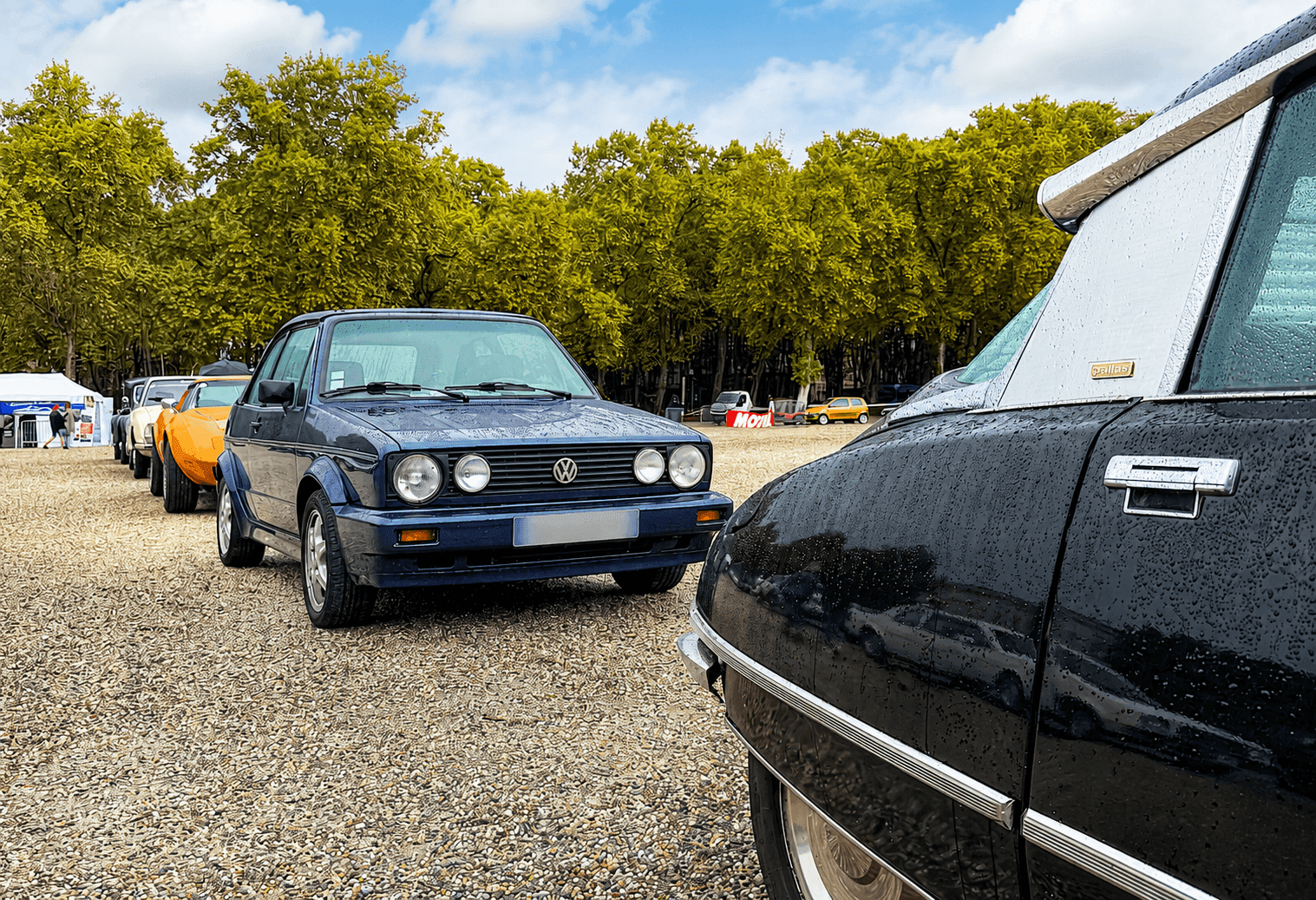 Voitures anciennes lors d'un rassemblement le week-end.
