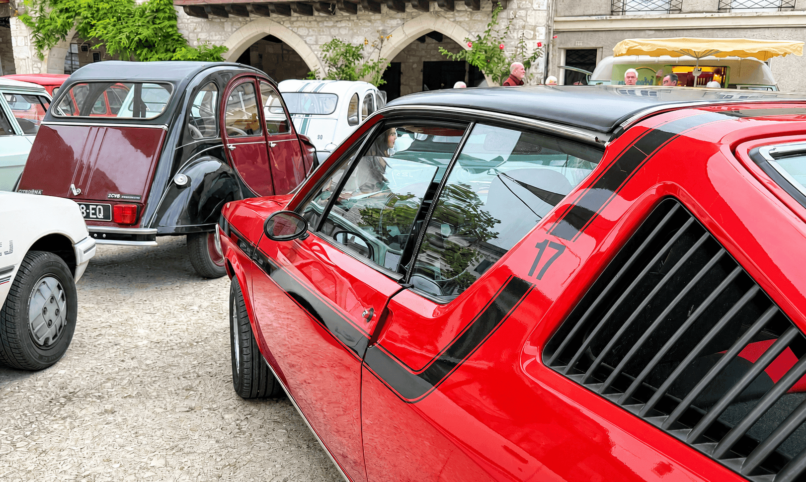 Voitures anciennes lors d'un rassemblement le week-end.
