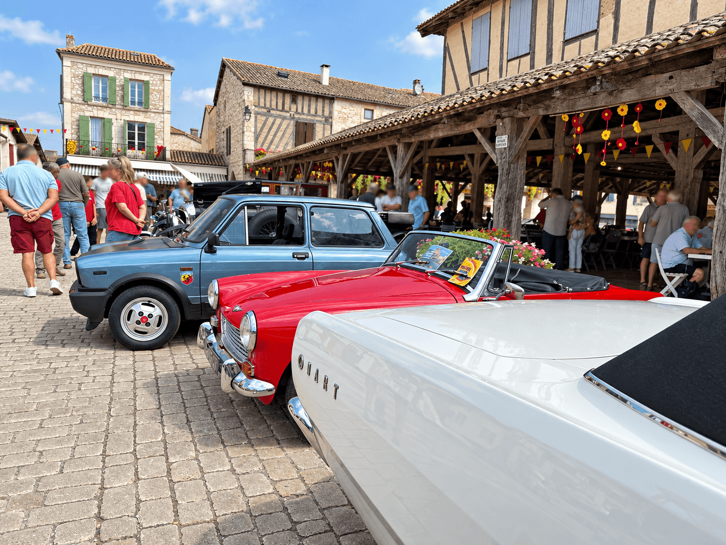 Voitures anciennes lors d'un rassemblement le week-end.