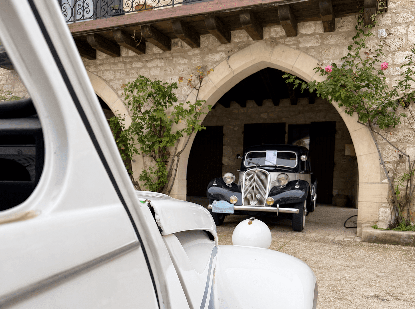 Voitures anciennes lors d'un rassemblement le week-end.