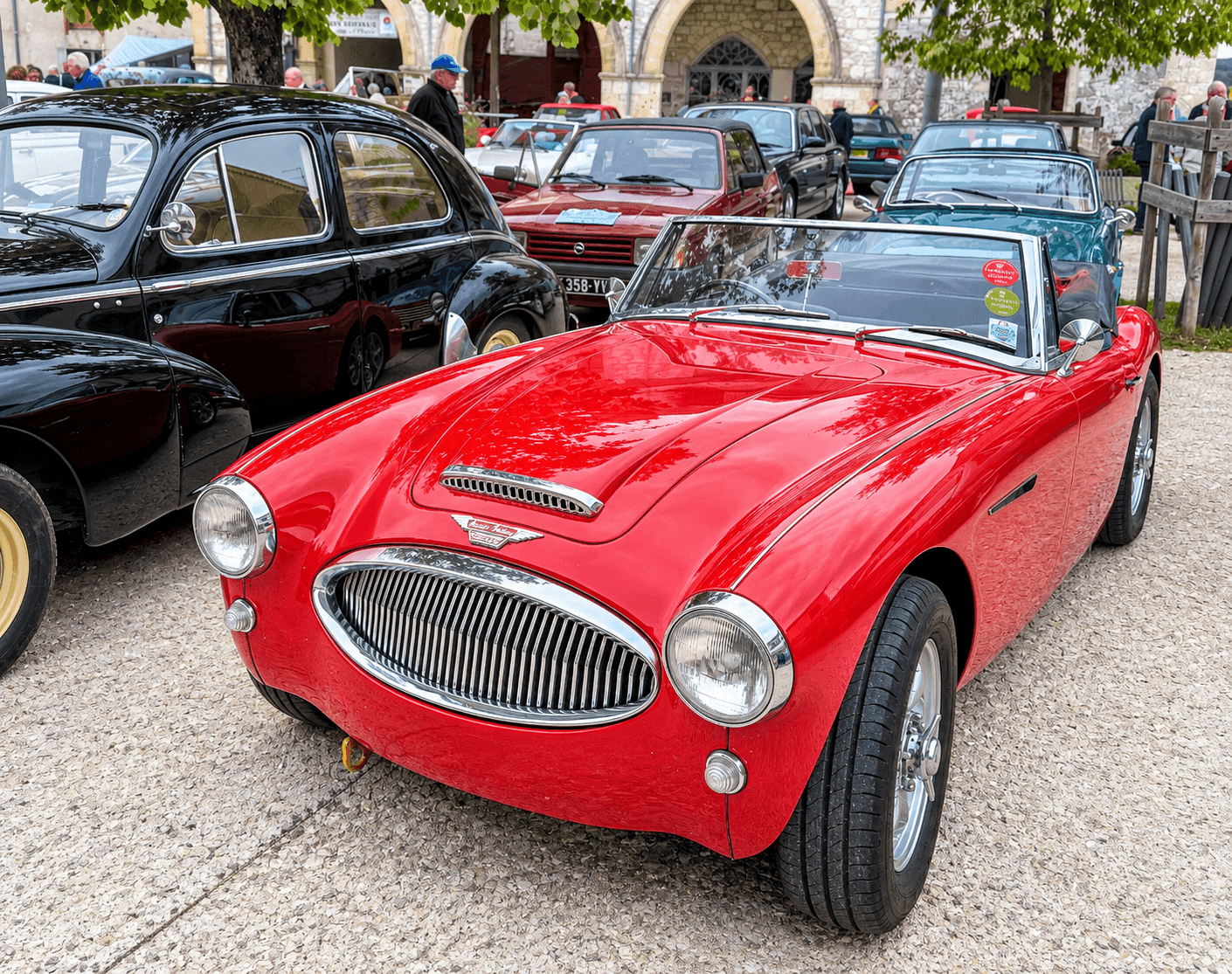 Voitures anciennes lors d'un rassemblement le week-end.