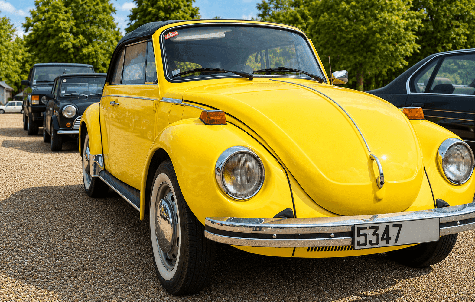 Voitures anciennes lors d'un rassemblement le week-end.