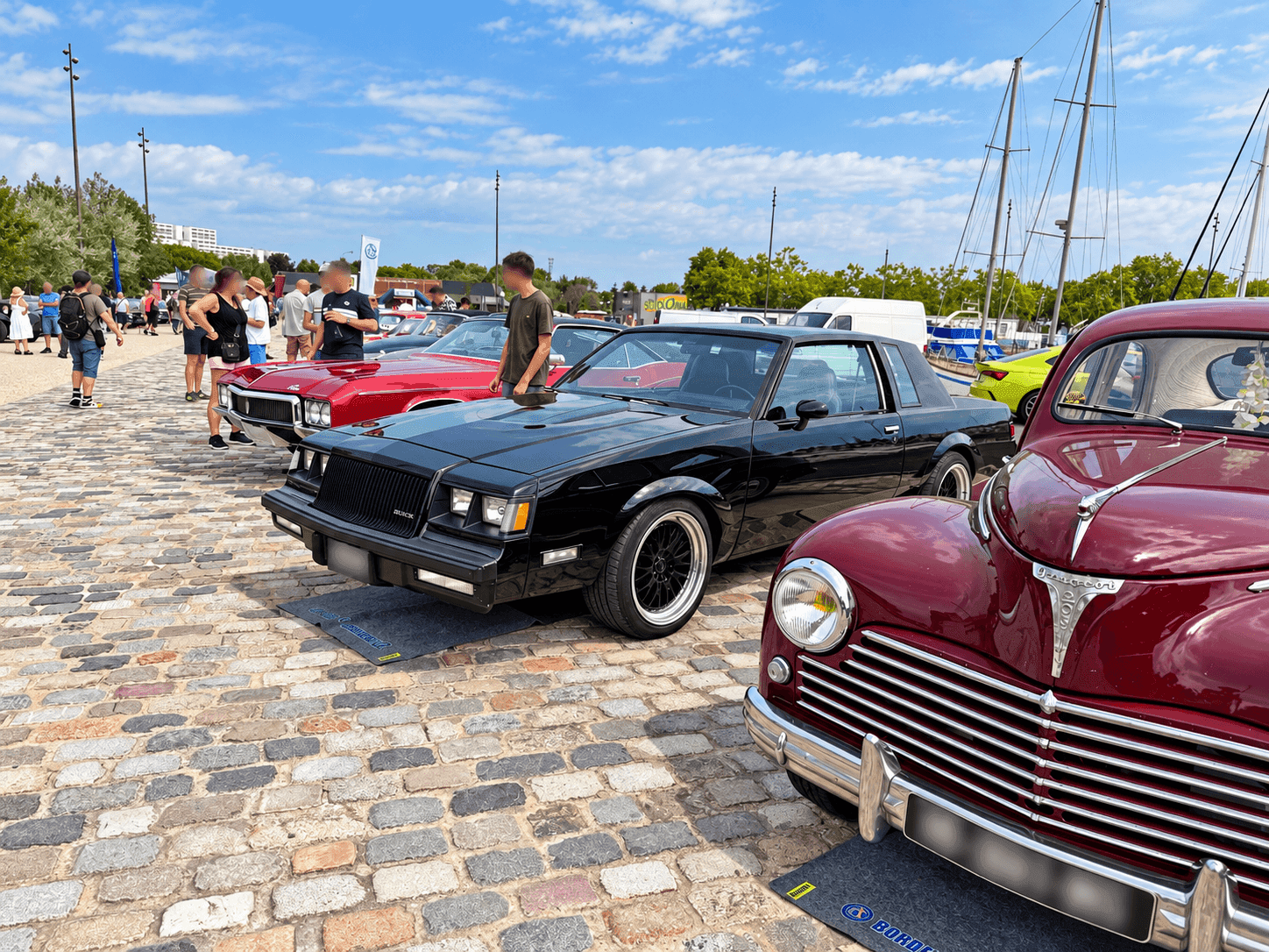 Voitures anciennes lors d'un rassemblement le week-end.
