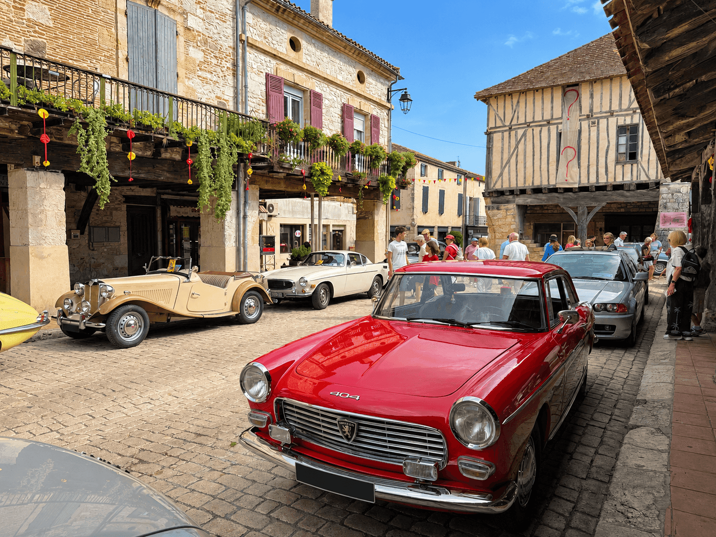 Voitures anciennes lors d'un rassemblement le week-end.