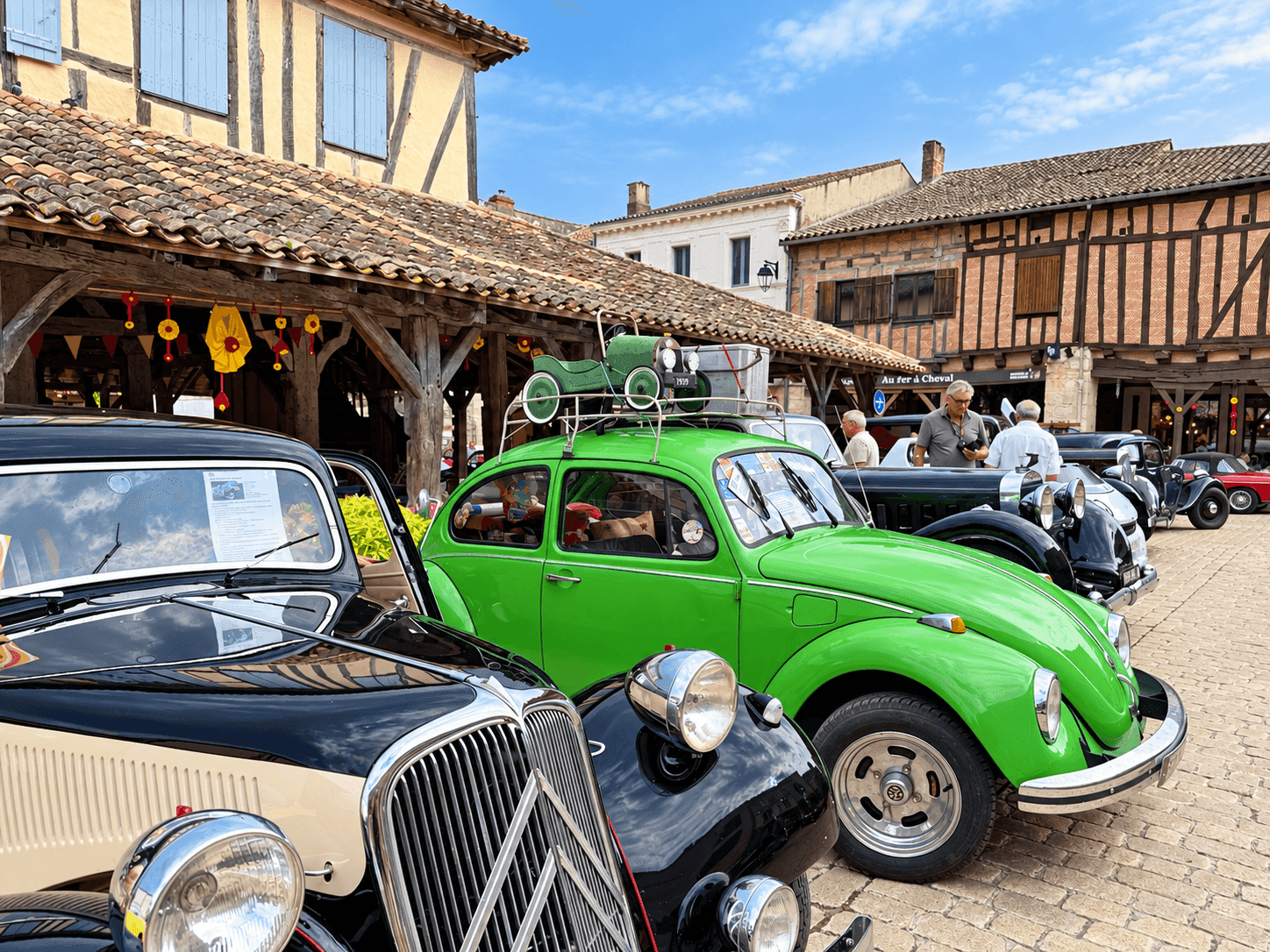Voitures anciennes lors d'un rassemblement le week-end.