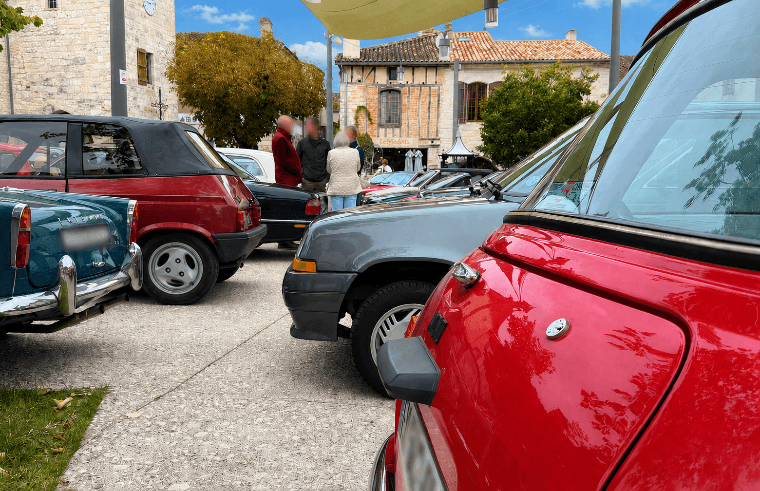 Voitures anciennes lors d'un rassemblement le week-end.