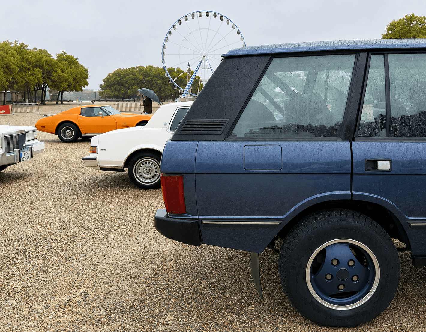 Voitures anciennes lors d'un rassemblement le week-end