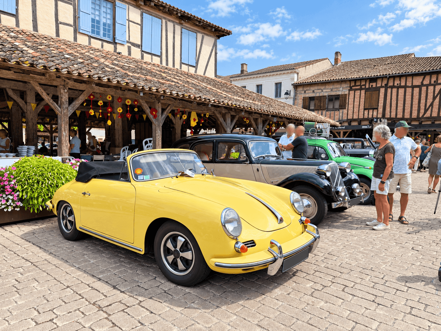 Voitures anciennes lors d'un rassemblement le week-end.