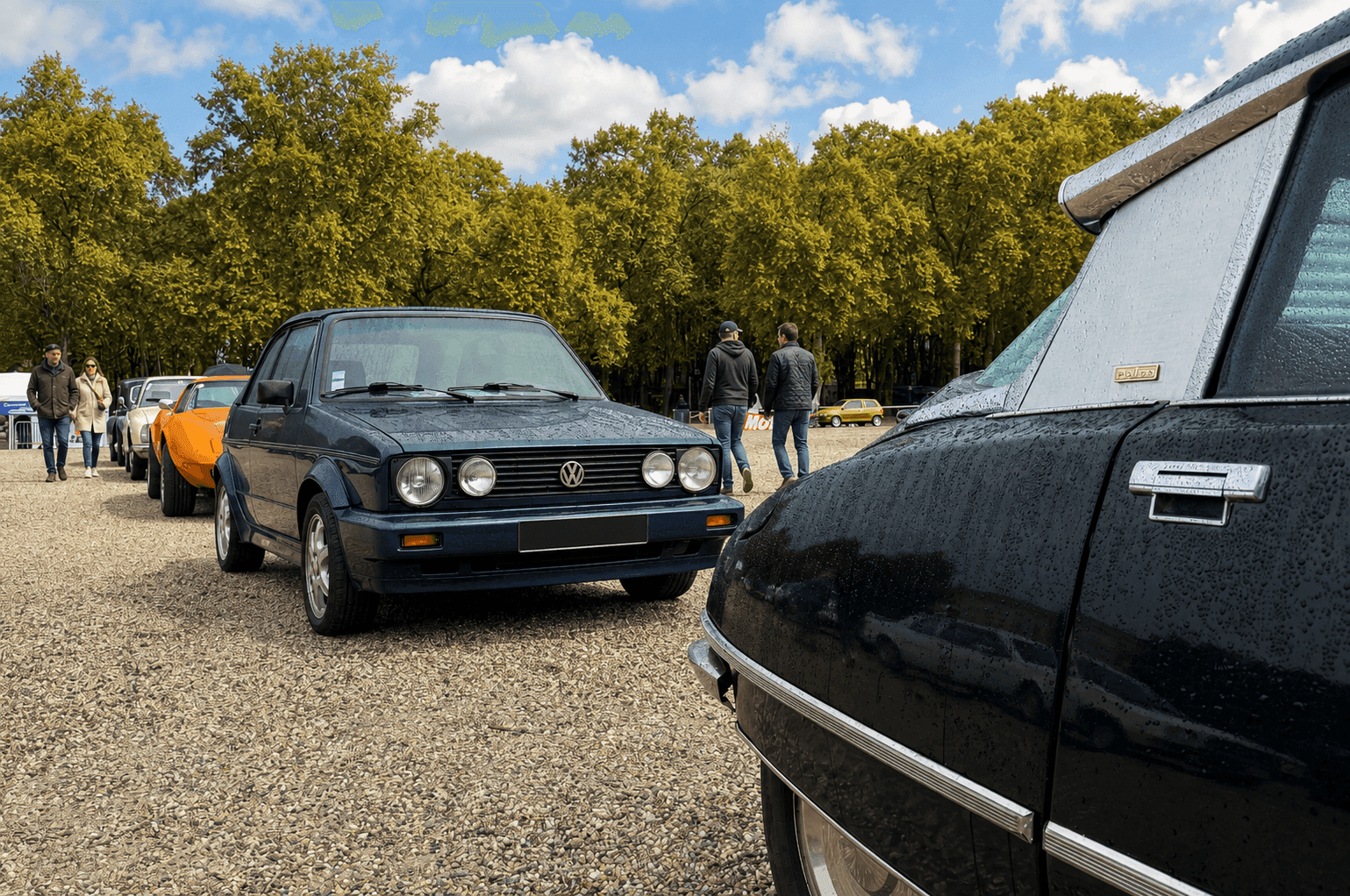 Voitures anciennes lors d'un rassemblement le week-end.