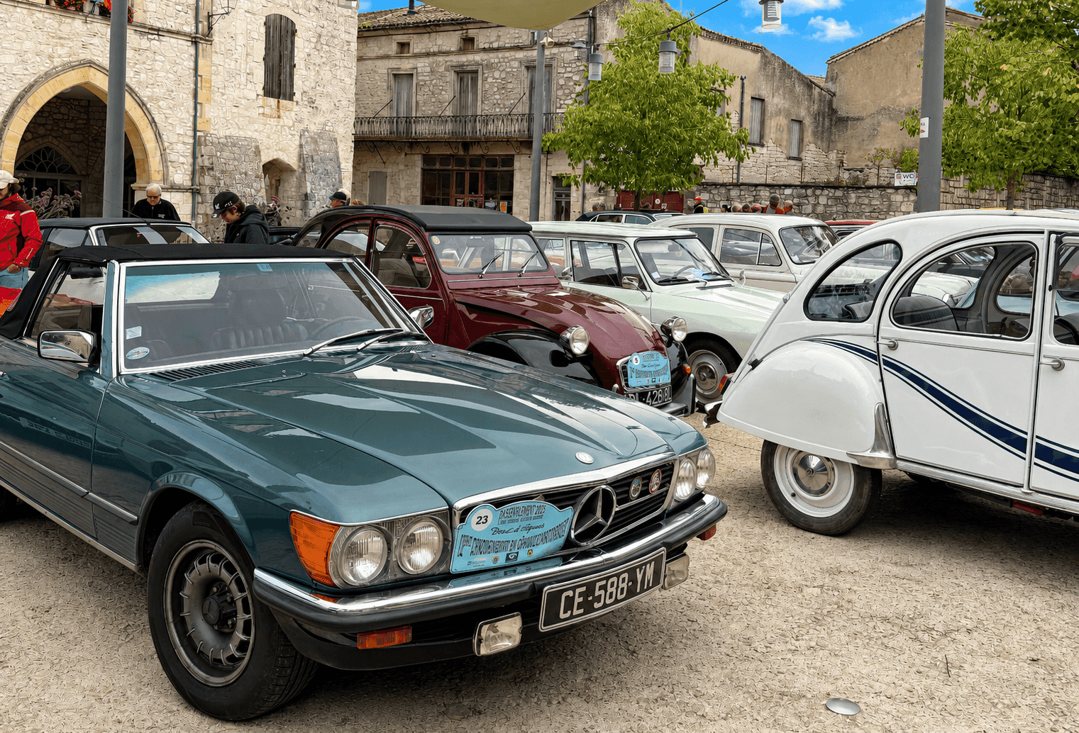oitures anciennes exposées sur une place de village