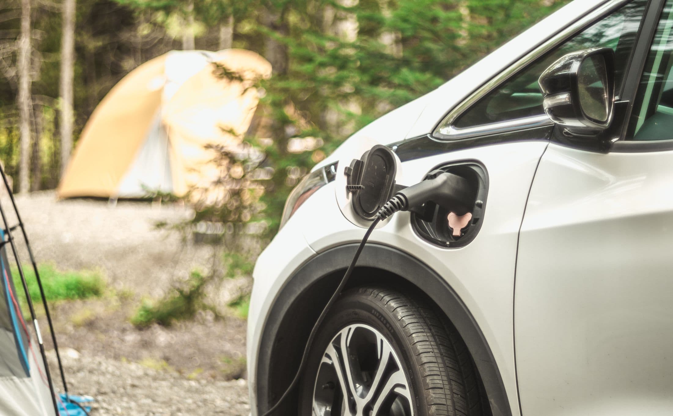 Une voiture électrique en pleine charge dans un camping