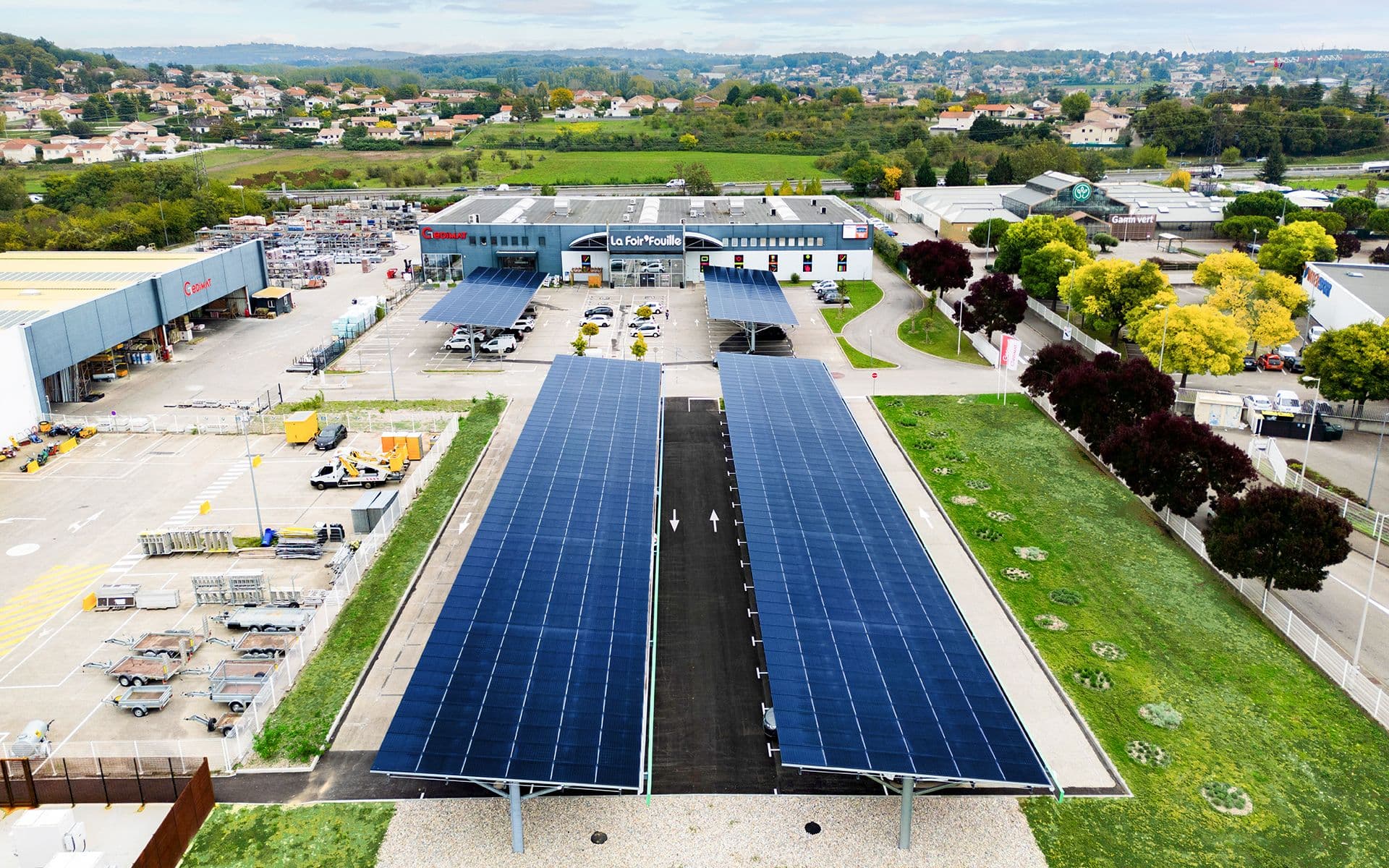 Située dans une zone commerciale, la station de Salaise-sur-Sanne est équipée de 2000 m² de panneaux photovoltaïques. ©AtlanteFrance