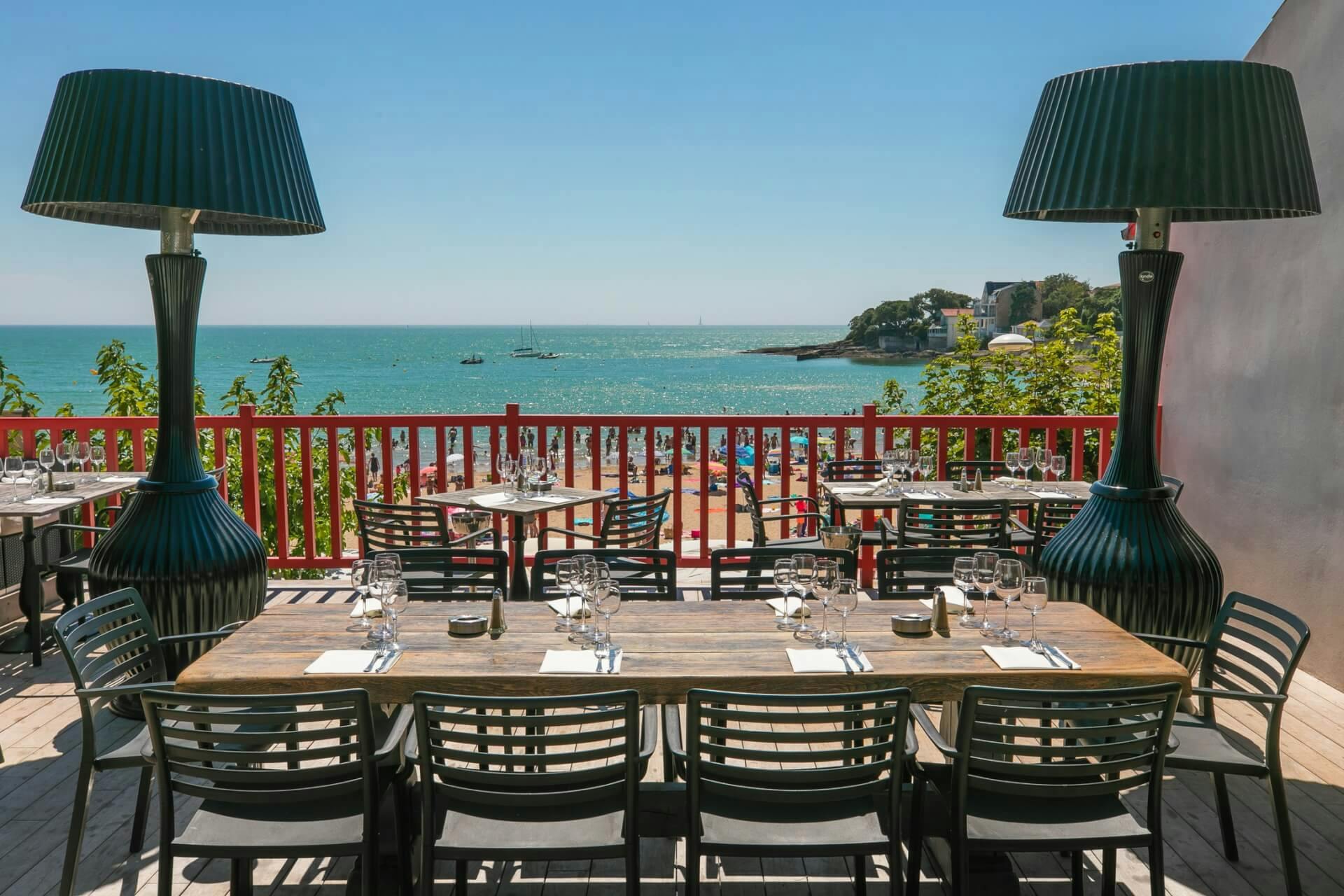 La terrasse du restaurant Chez Bob, qui surplombe la plage de Saint-Palais-Sur-Mer ©ChezBob.