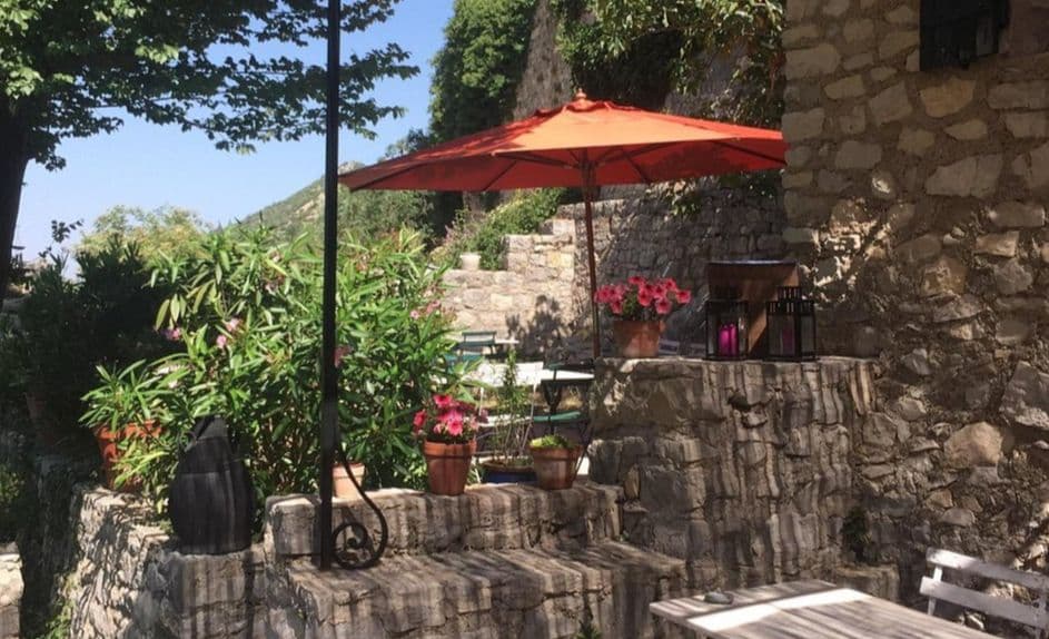 Niché au coeur du village de Brantes, le restaurant La Poterne et son cadre idyllique. ©La Poterne