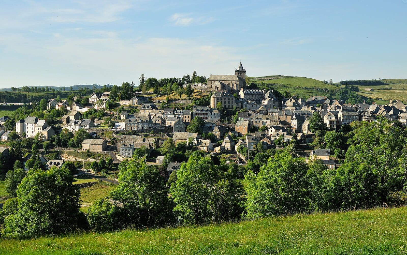 Vue sur le village de Laguiole. ©OT Laguiole