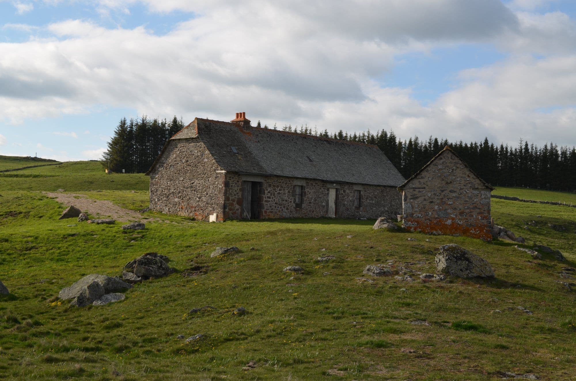 Au milieu des pâturages, le buron de Couderc. ©Buron de Couderc