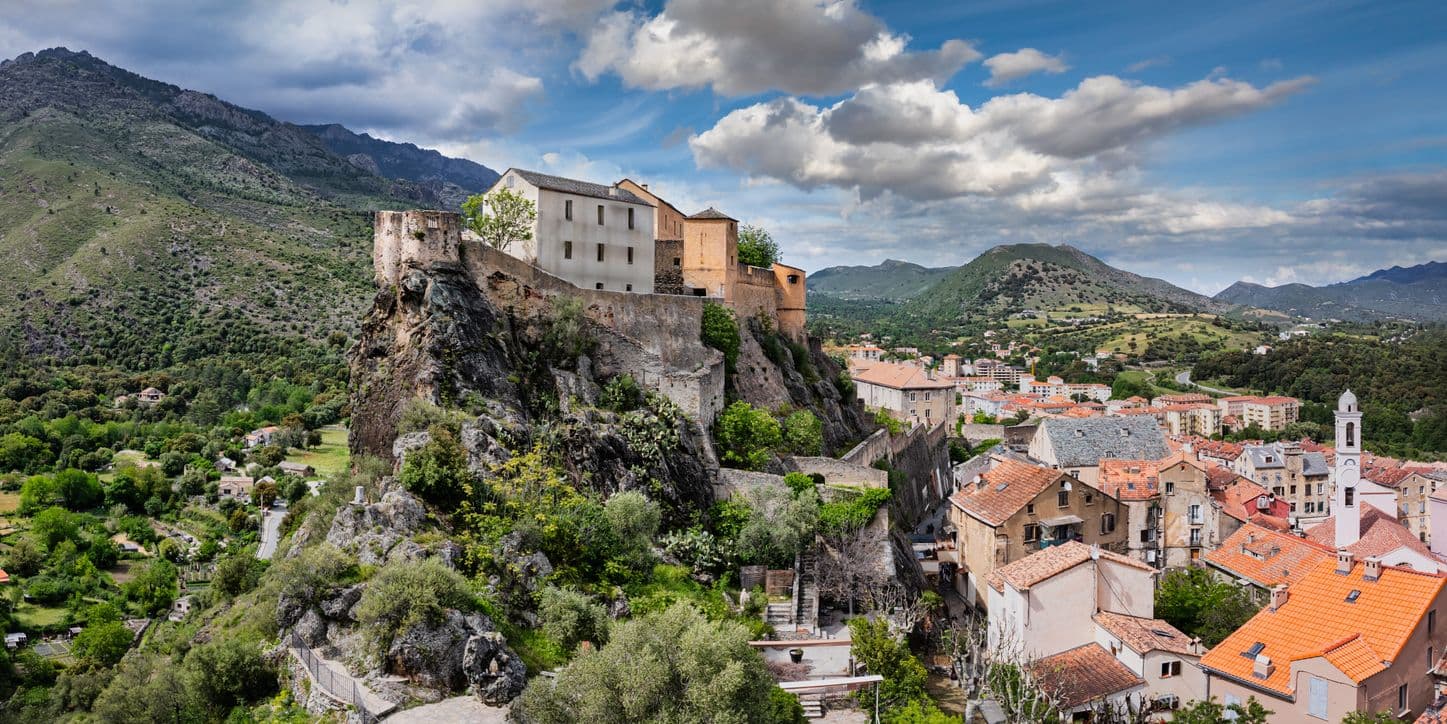 Corte, au coeur de la Corse et des montagnes. ©Mlenny