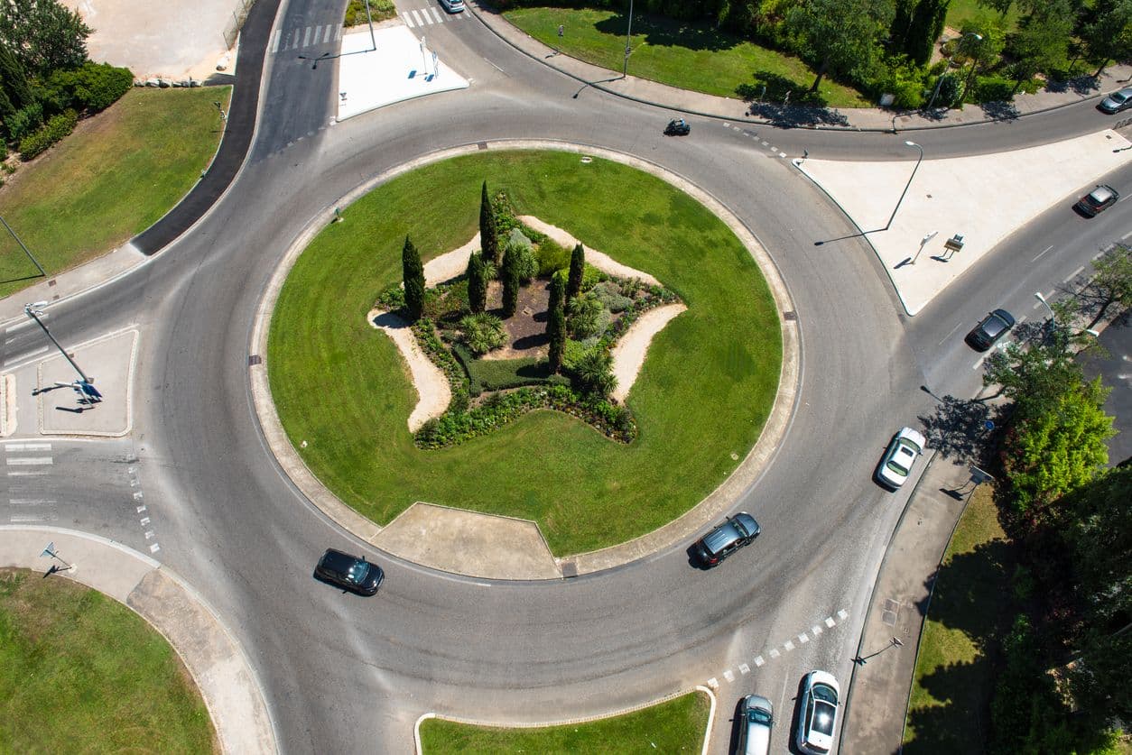 un rond point vu du ciel avec des voitures en circulation