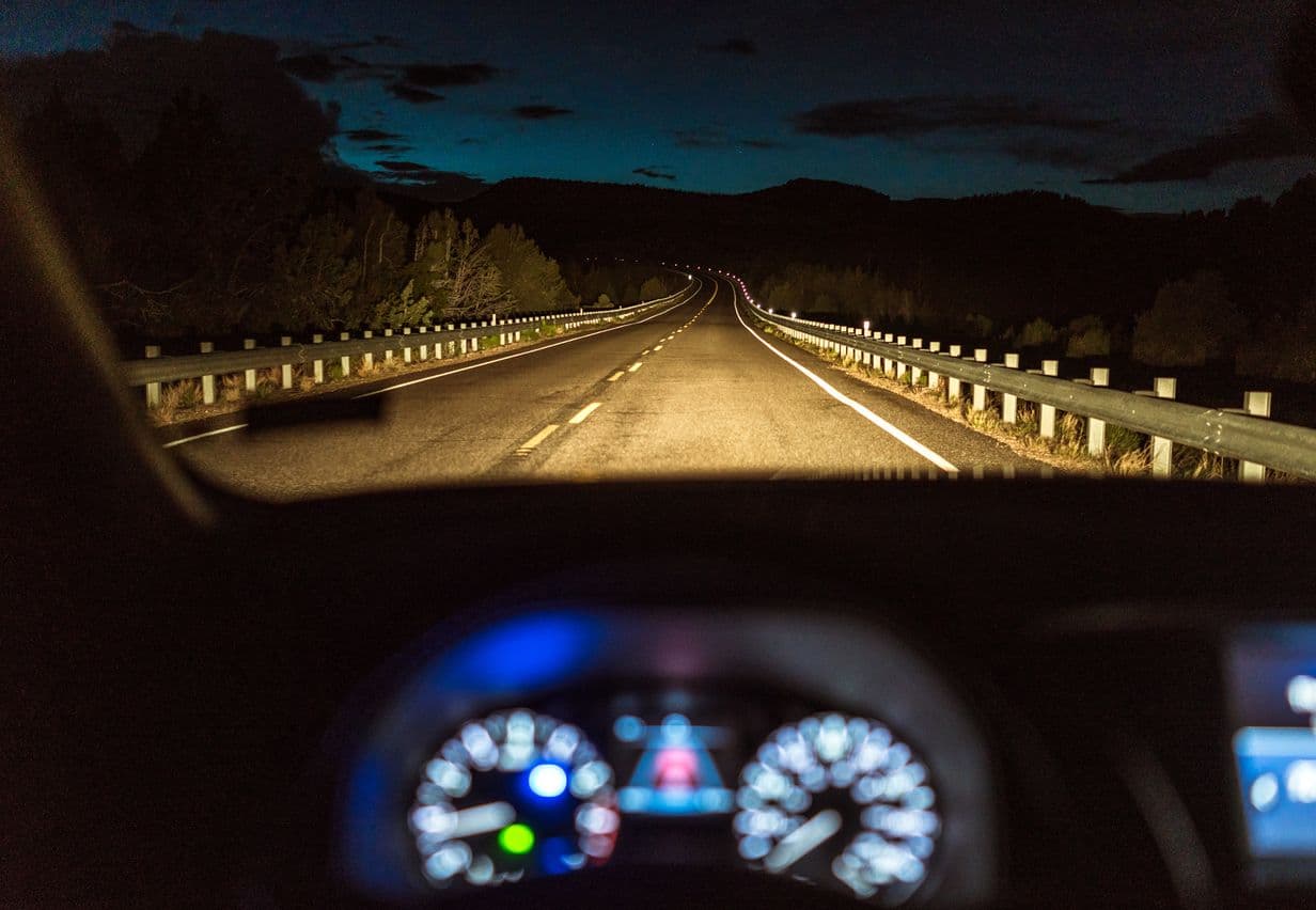 Vue depuis le siège conducteur sur une route de nuit