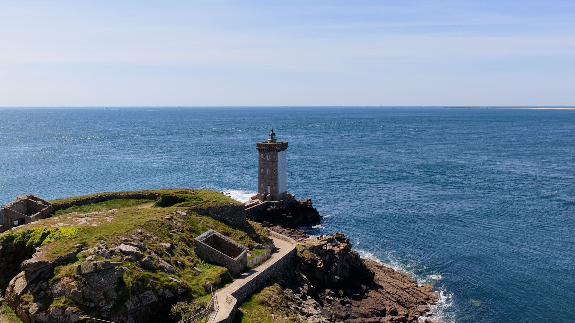 Le phare de Kermorvan est le phare situé le plus à l'ouest de France métropolitaine. ©Roole