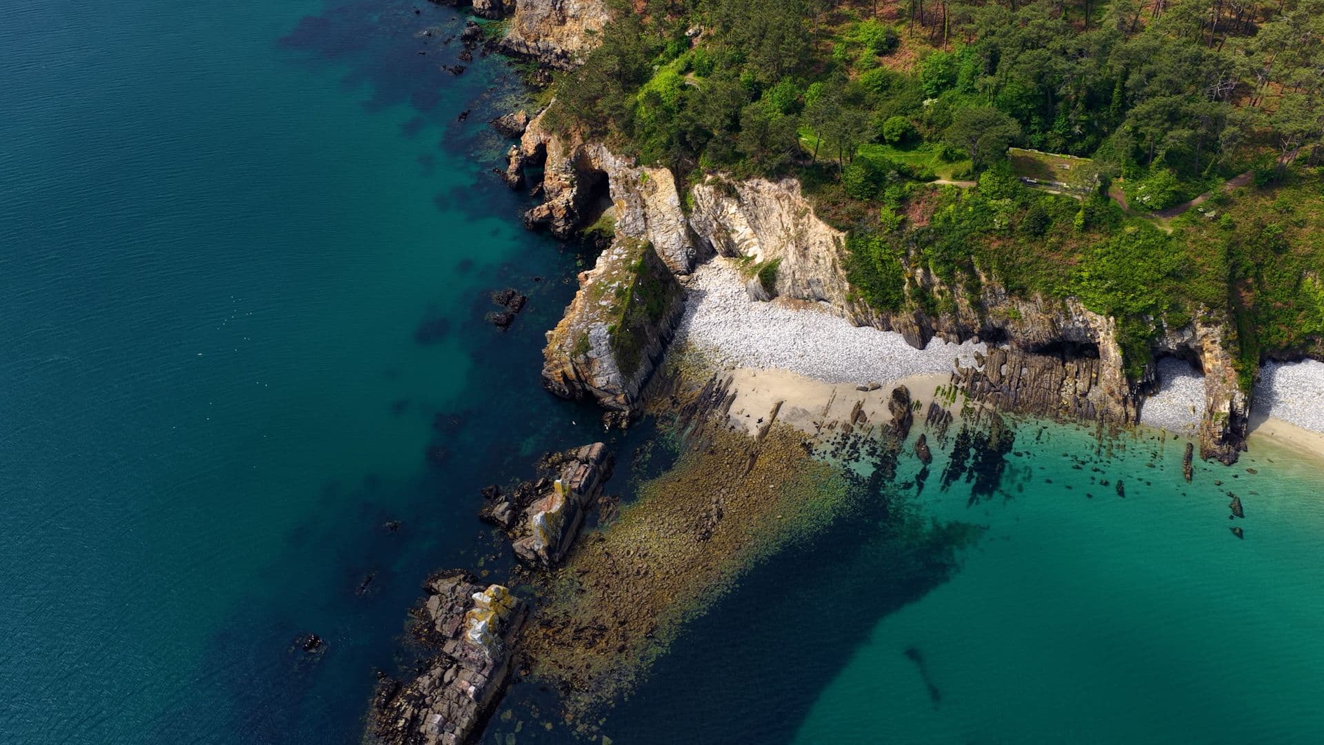 Les paysages de la presqu'île de Crozon émerveillent petits et grands. ©Roole