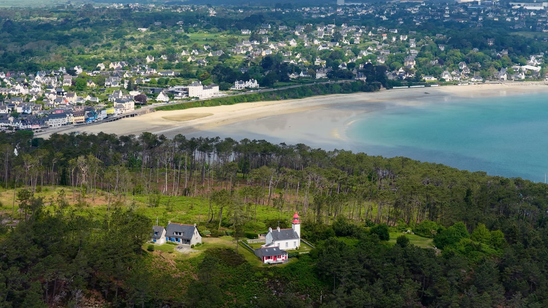 Le phare du Kador ne se visite pas mais on peut y accéder à pied par un sentier côtier. ©Roole