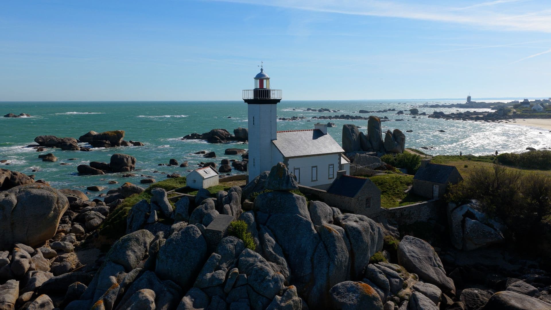 Le phare de Pontusval marque le point de départ de notre itinéraire de 200 km. ©Roole