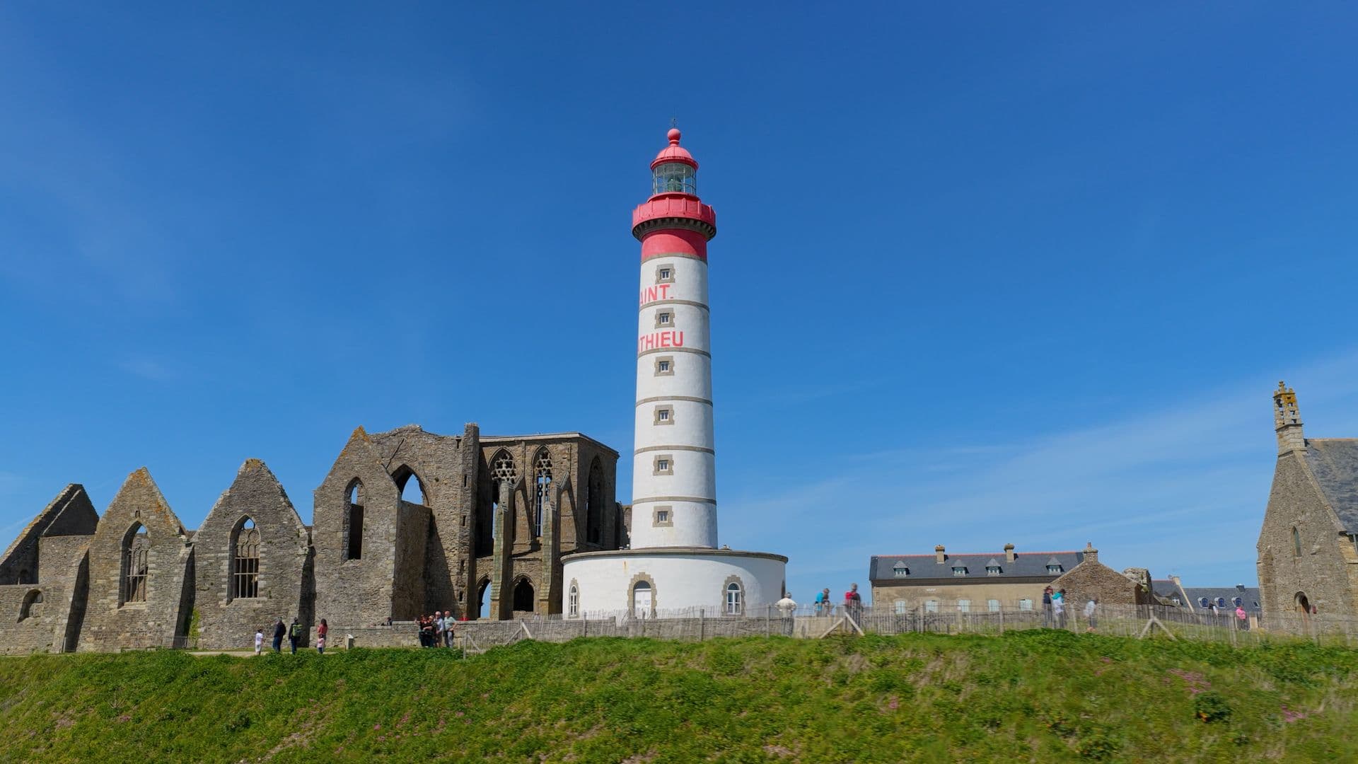 Le phare de Saint-Mathieu est probablement le plus atypique de cet itinéraire. ©Roole